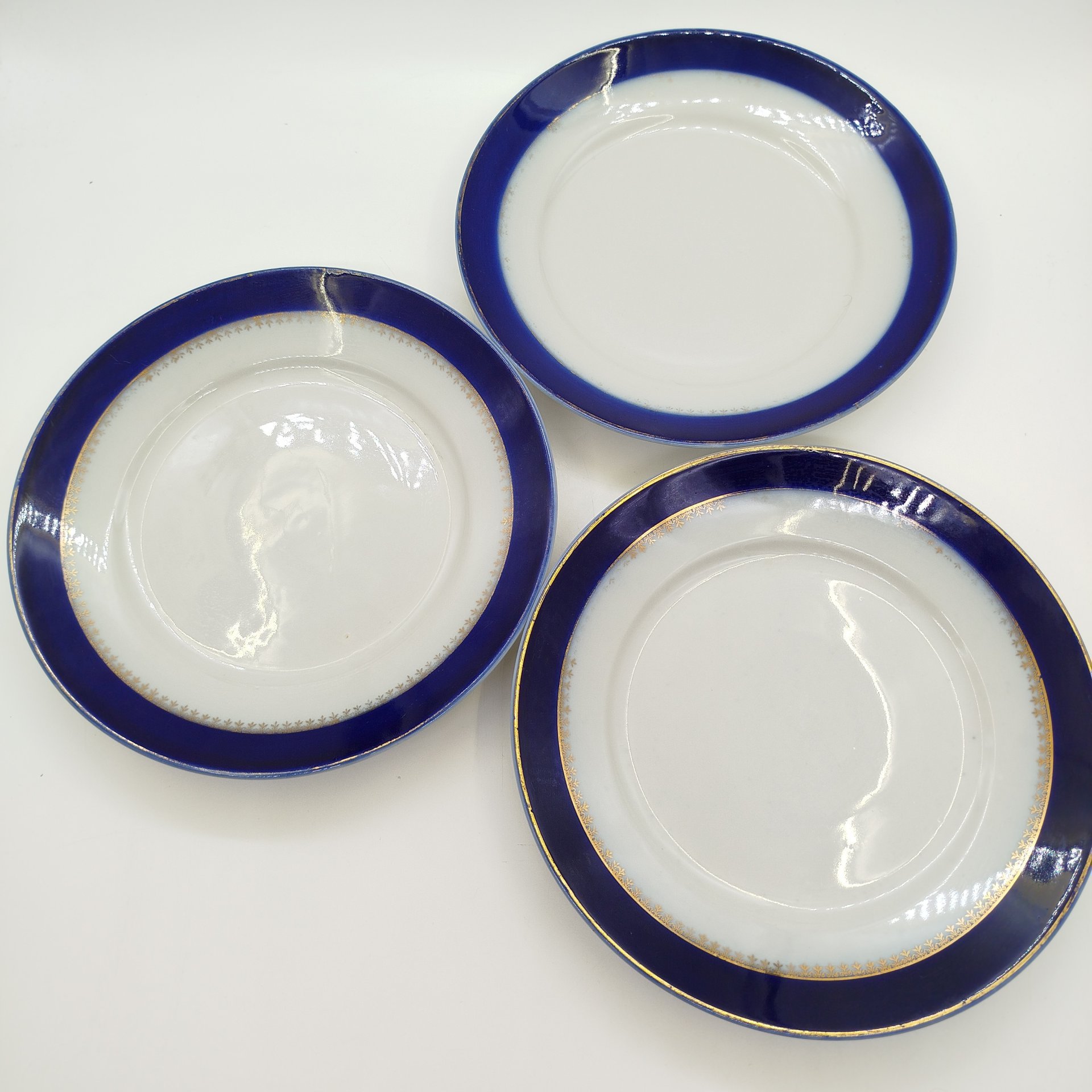 Набор из 3-х обеденных тарелок с растительным орнаментом по краю