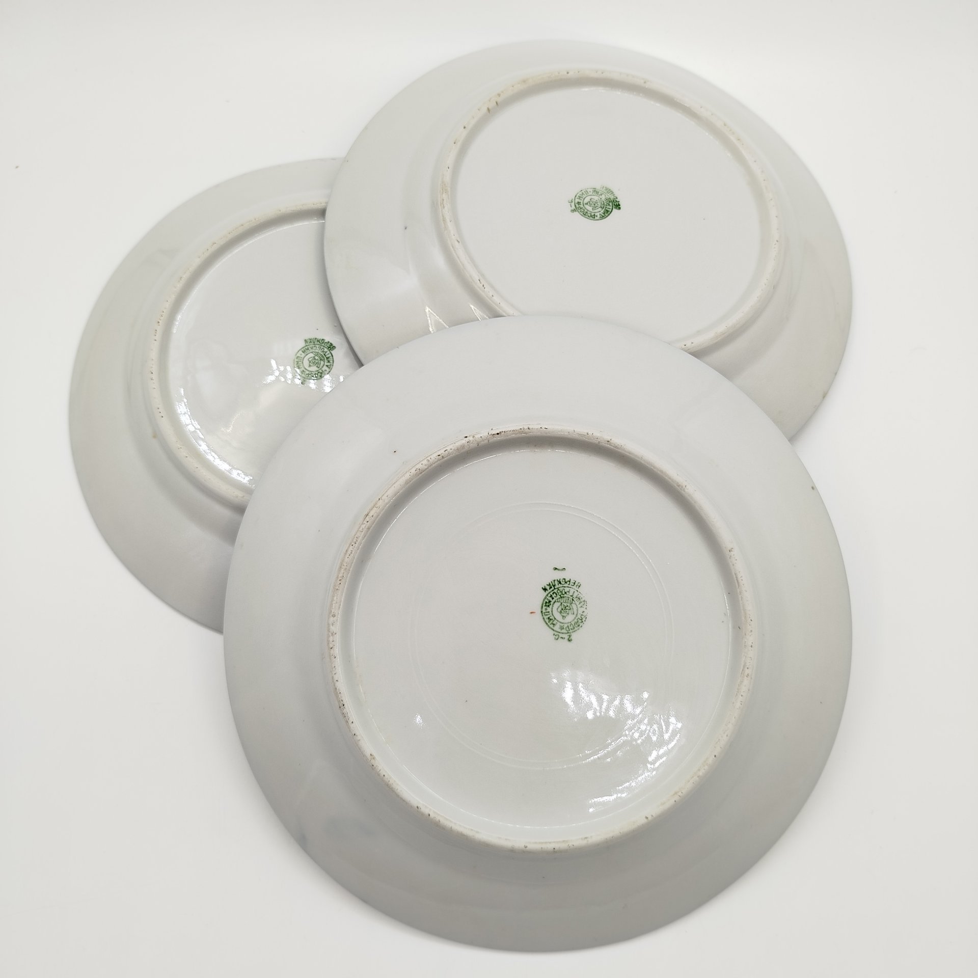 Набор из 3-х обеденных тарелок с растительным орнаментом по краю