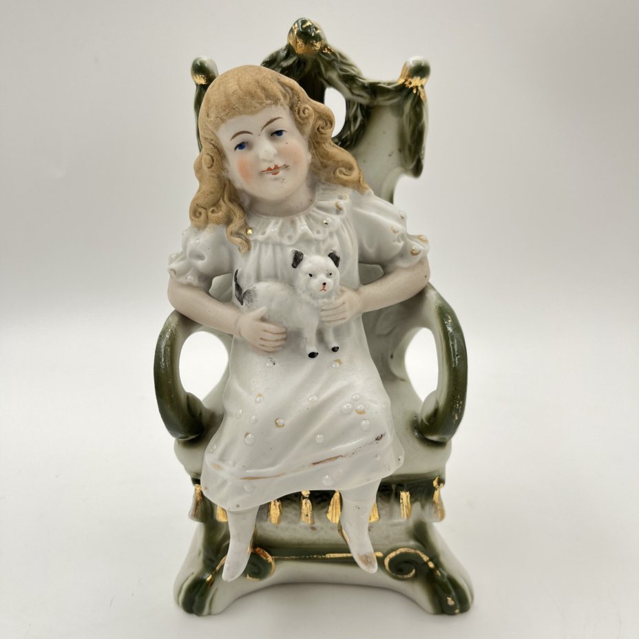 Статуэтка "Девочка с кошкой на кресле", фарфор, роспись, золочение, Европа, 1920-1940 гг.