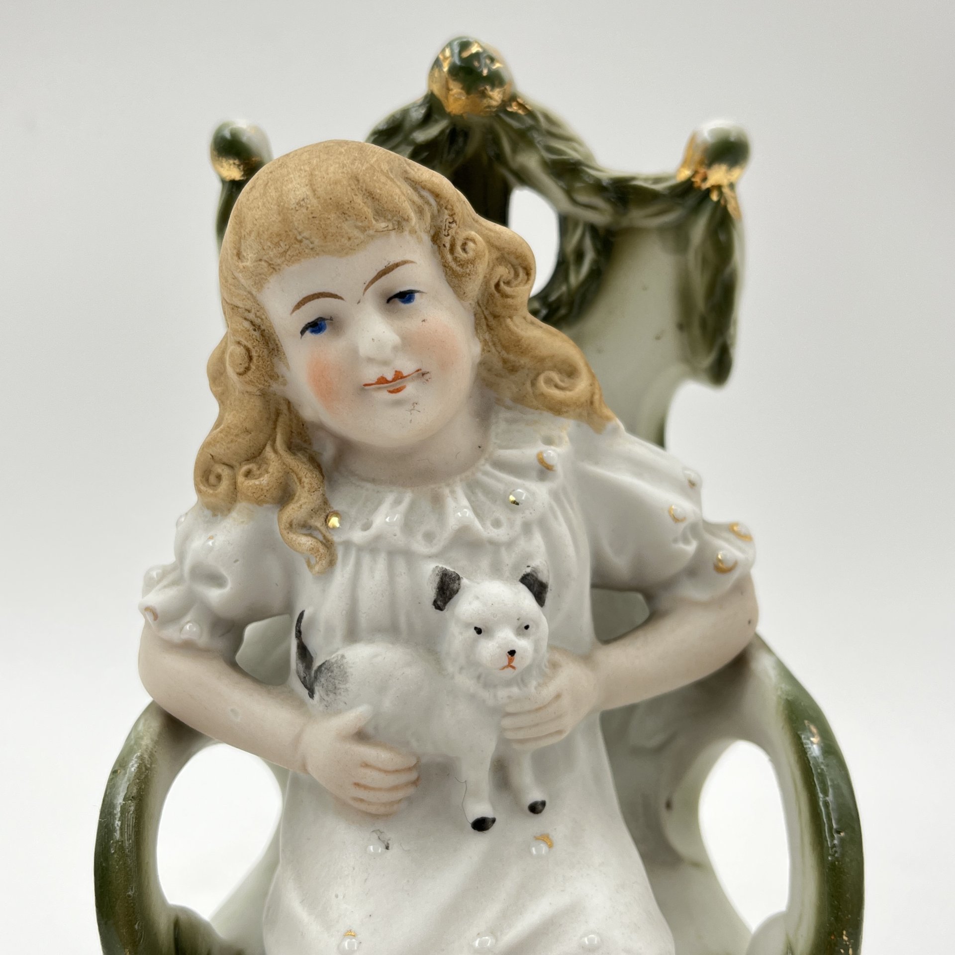 Статуэтка "Девочка с кошкой на кресле", фарфор, роспись, золочение, Европа, 1920-1940 гг.