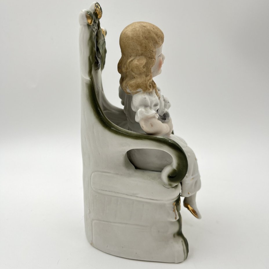 Статуэтка "Девочка с кошкой на кресле"