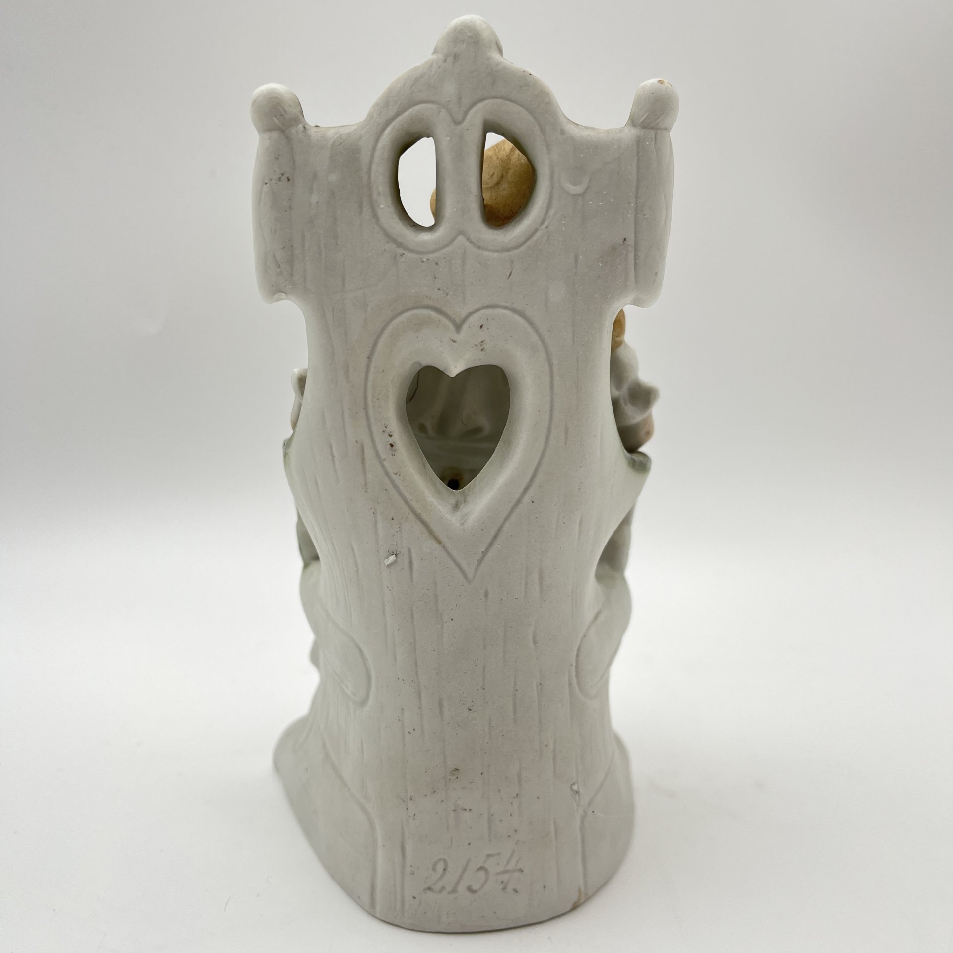 Статуэтка "Девочка с кошкой на кресле", фарфор, роспись, золочение, Европа, 1920-1940 гг.