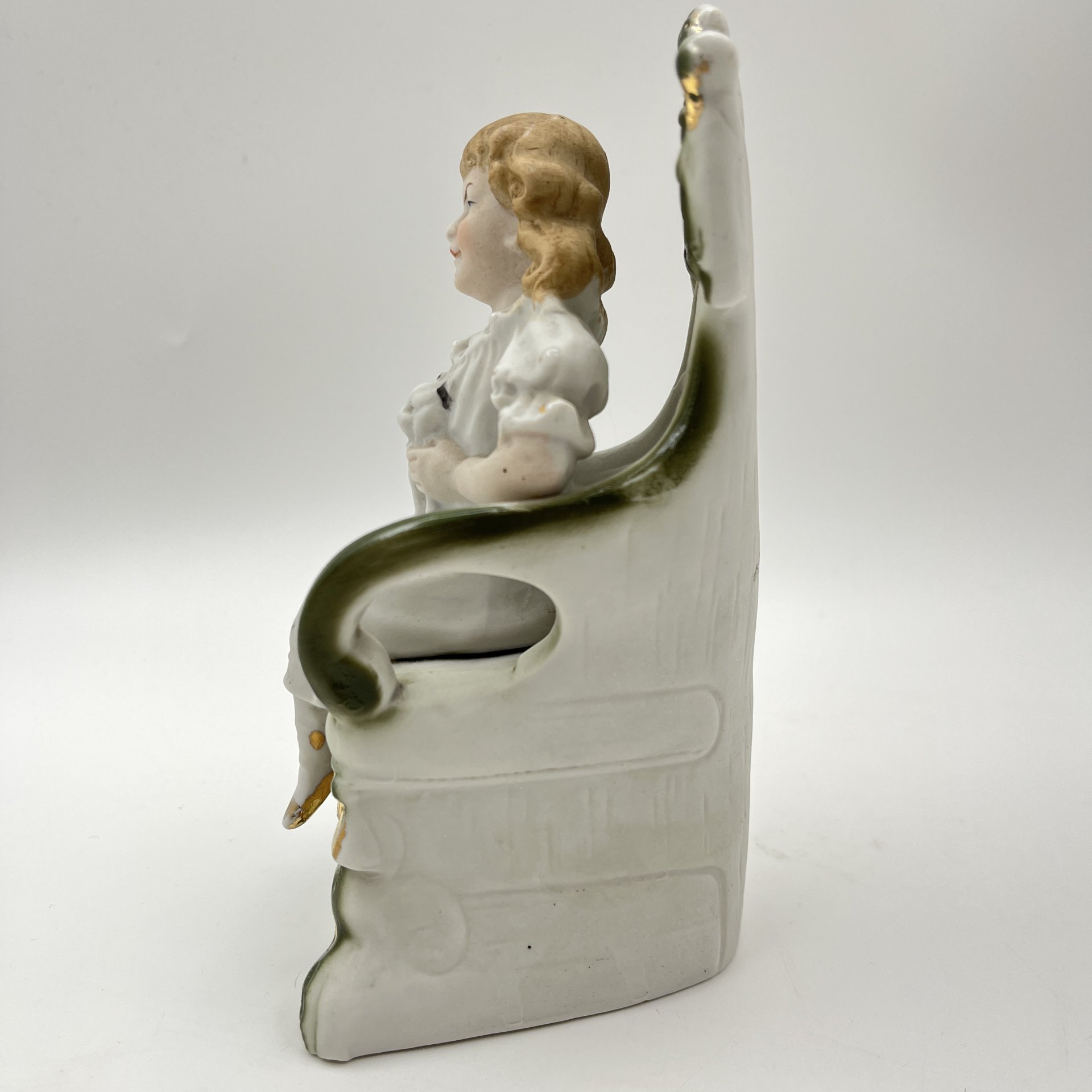 Статуэтка "Девочка с кошкой на кресле", фарфор, роспись, золочение, Европа, 1920-1940 гг.