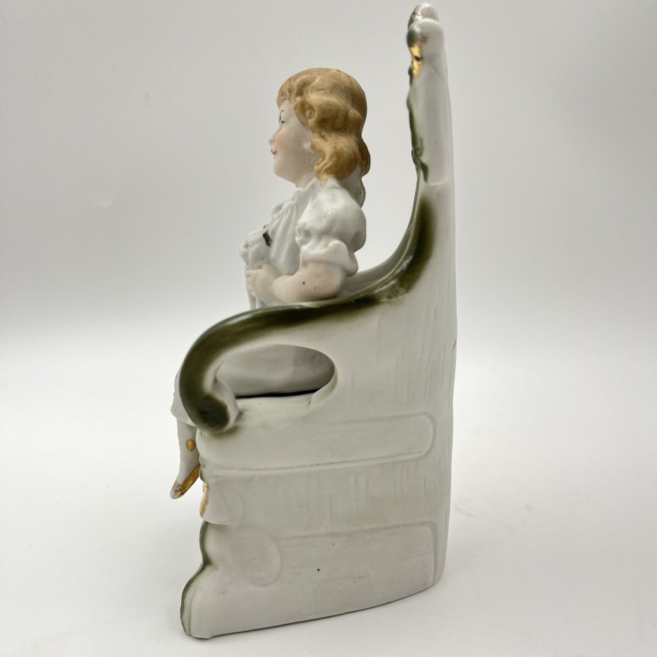 Статуэтка "Девочка с кошкой на кресле"