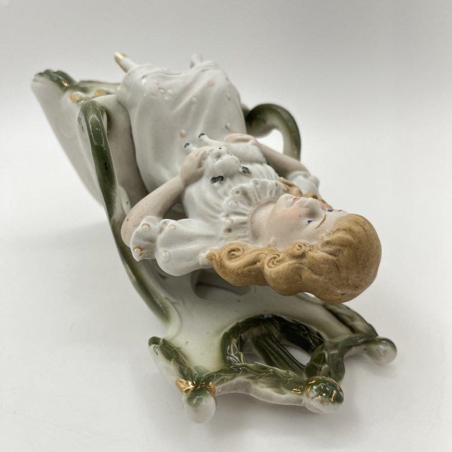 Статуэтка "Девочка с кошкой на кресле"