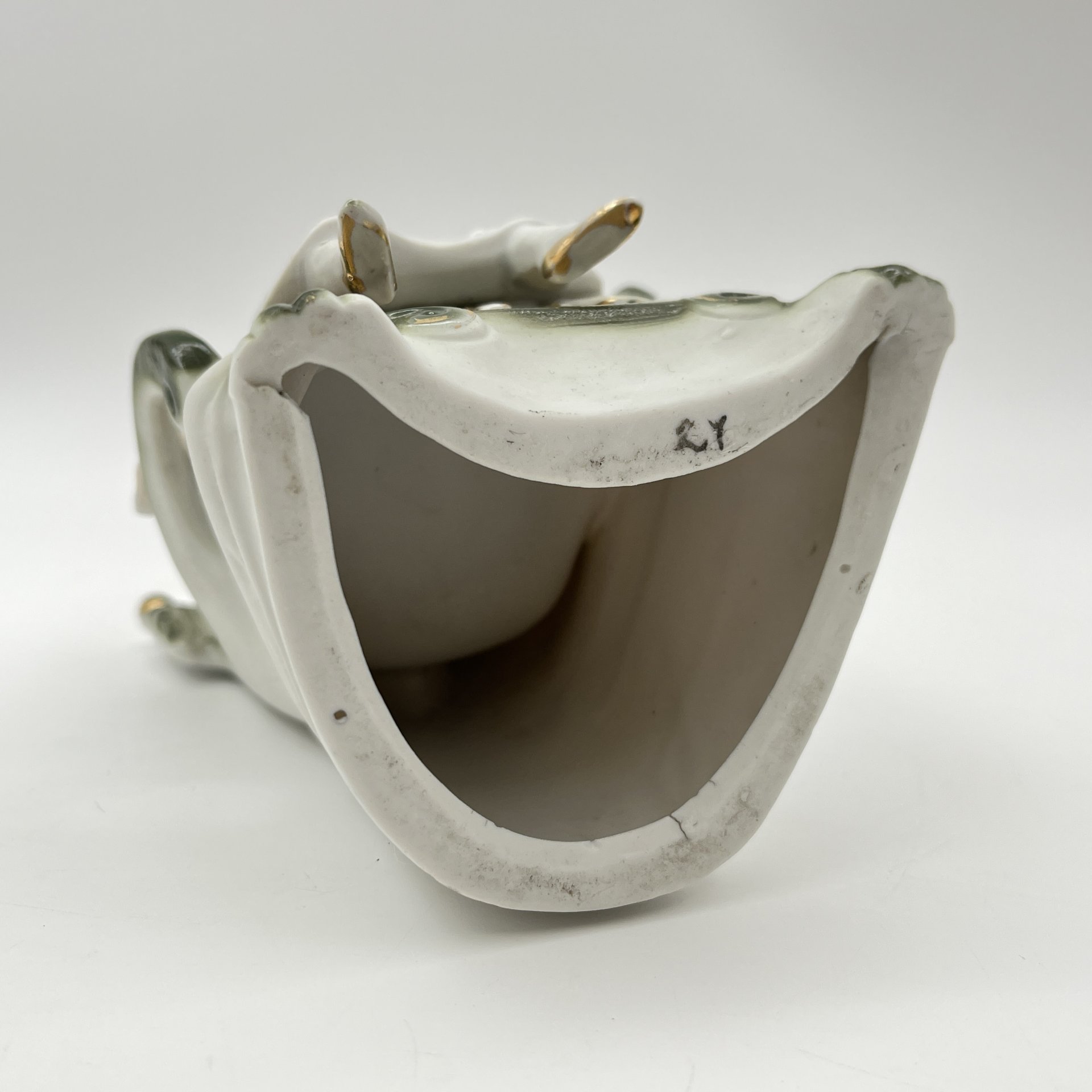 Статуэтка "Девочка с кошкой на кресле", фарфор, роспись, золочение, Европа, 1920-1940 гг.