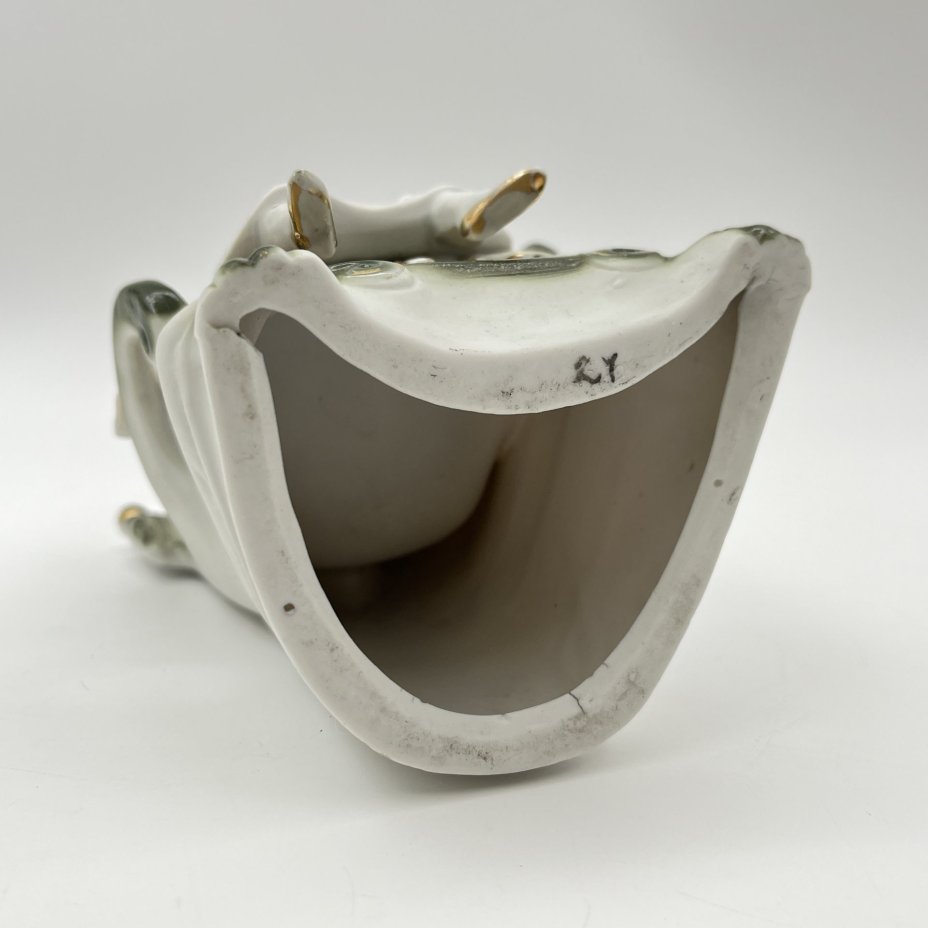 Статуэтка "Девочка с кошкой на кресле"