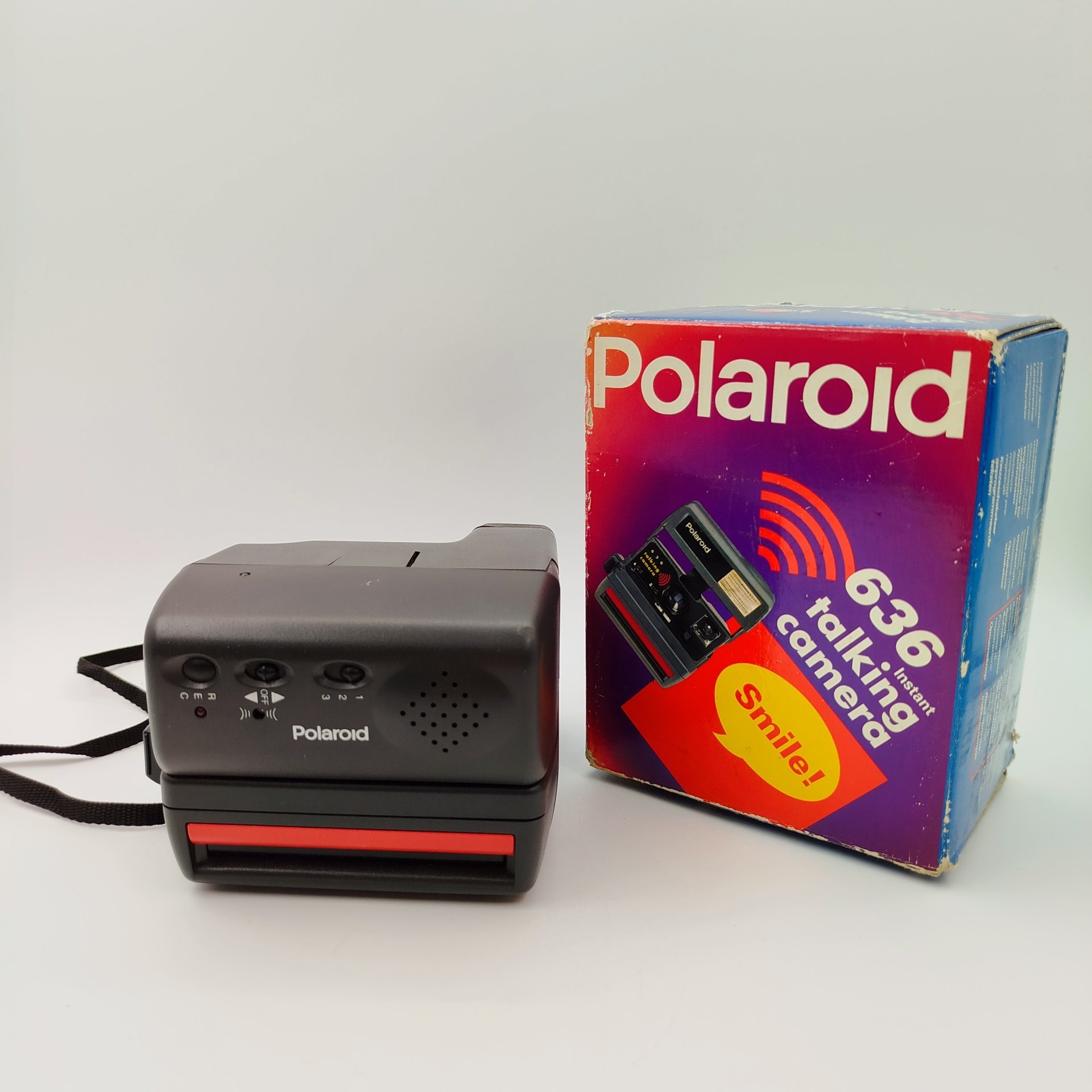 Фотоаппарат мгновенной печати "Polaroid 636 Close Up. Talking Camera" в оригинальной коробке, пластик, стекло, картон, Polaroid, Великобритания, 1990-2000 гг.