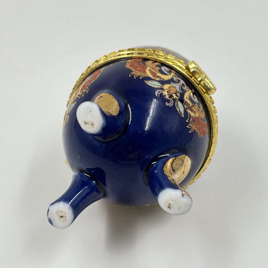 Шкатулка в форме яйца, украшенная растительным декором и изображением птиц, фарфор, металл, деколь, золочение