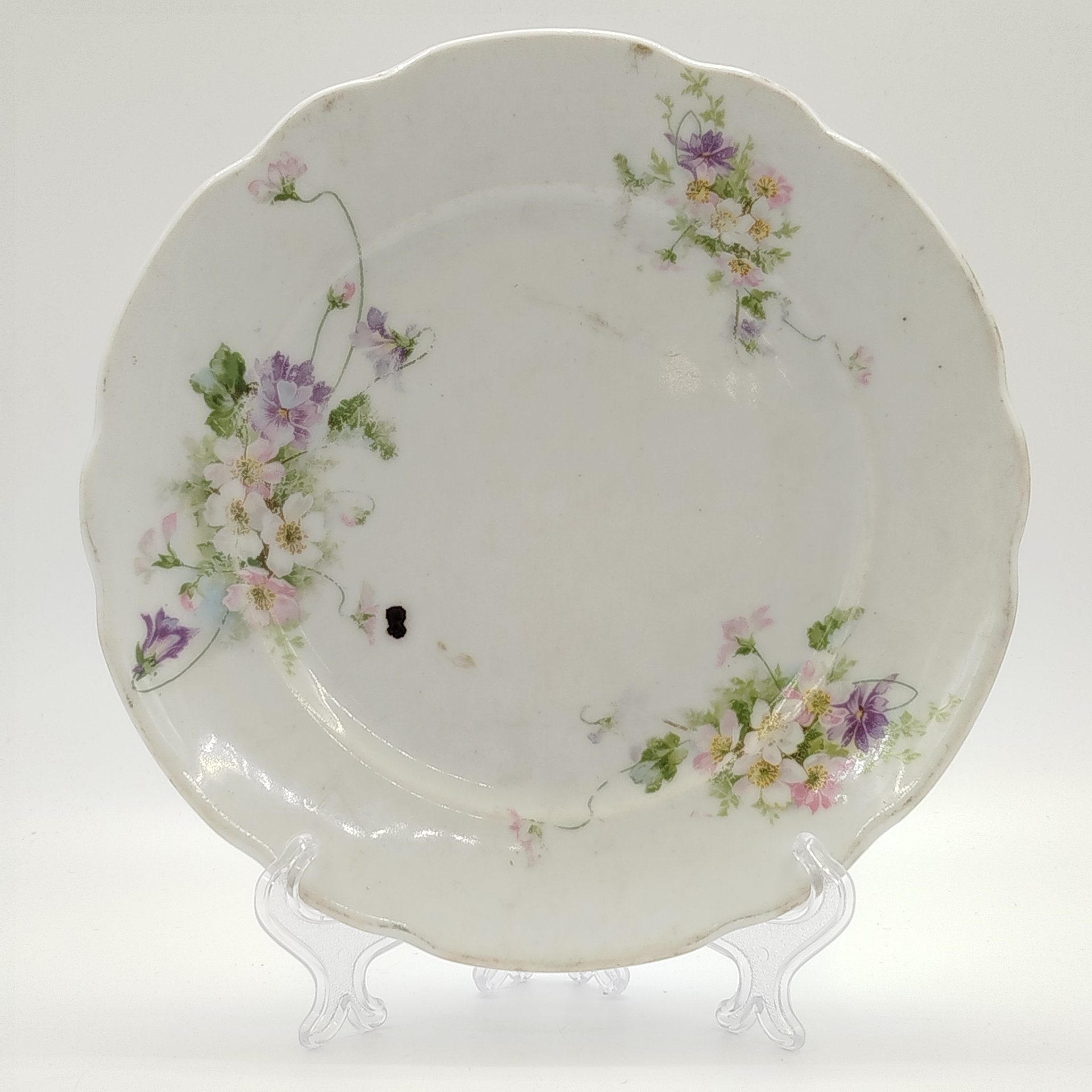Тарелка обеденная, украшенная цветочным декором, фарфор, деколь, Российская империя, 1890-1917 гг.