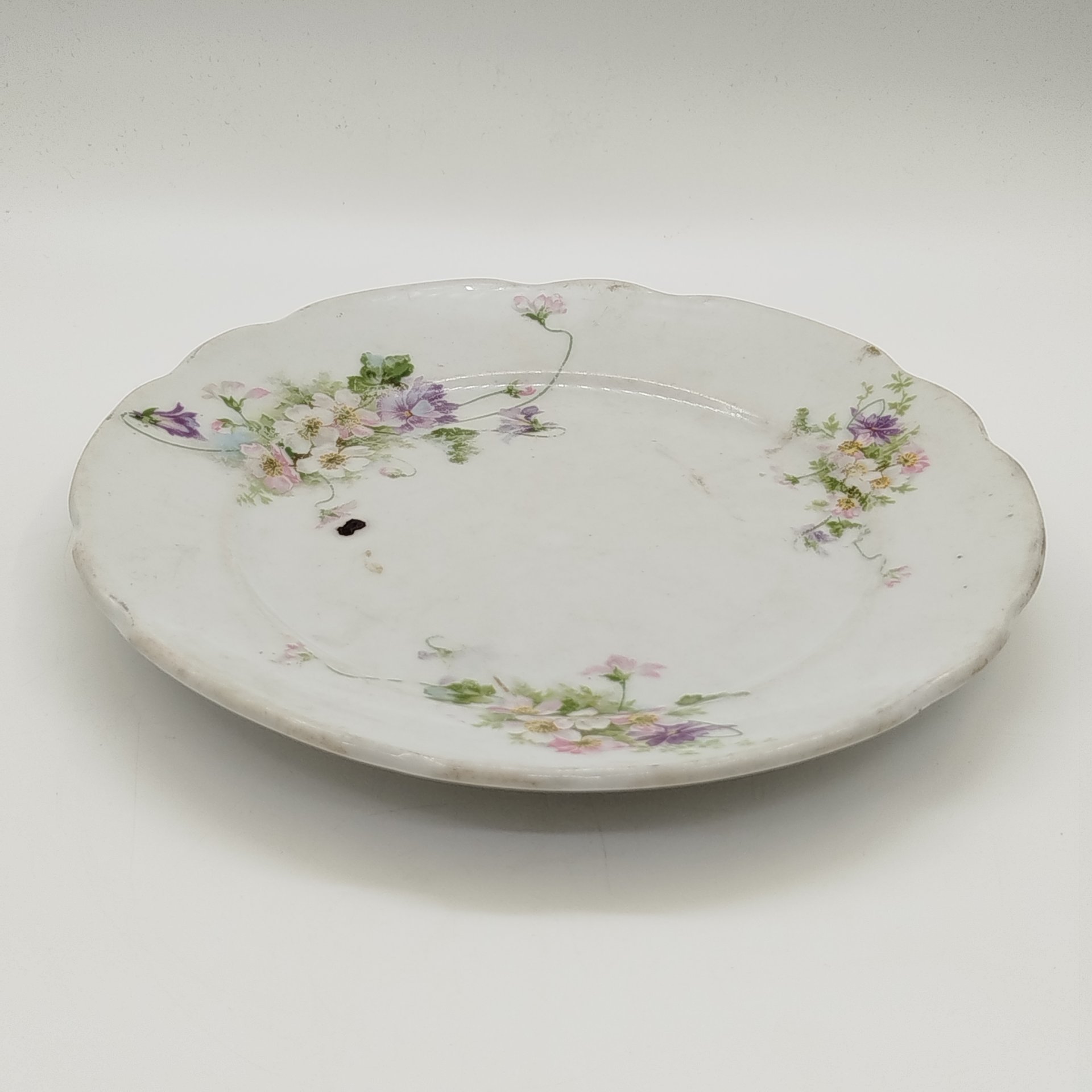 Тарелка обеденная, украшенная цветочным декором, фарфор, деколь, Российская империя, 1890-1917 гг.