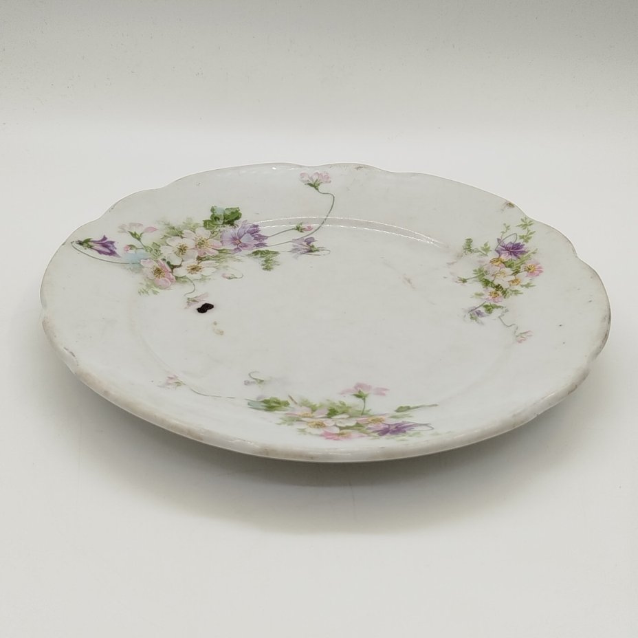 Тарелка обеденная, украшенная цветочным декором