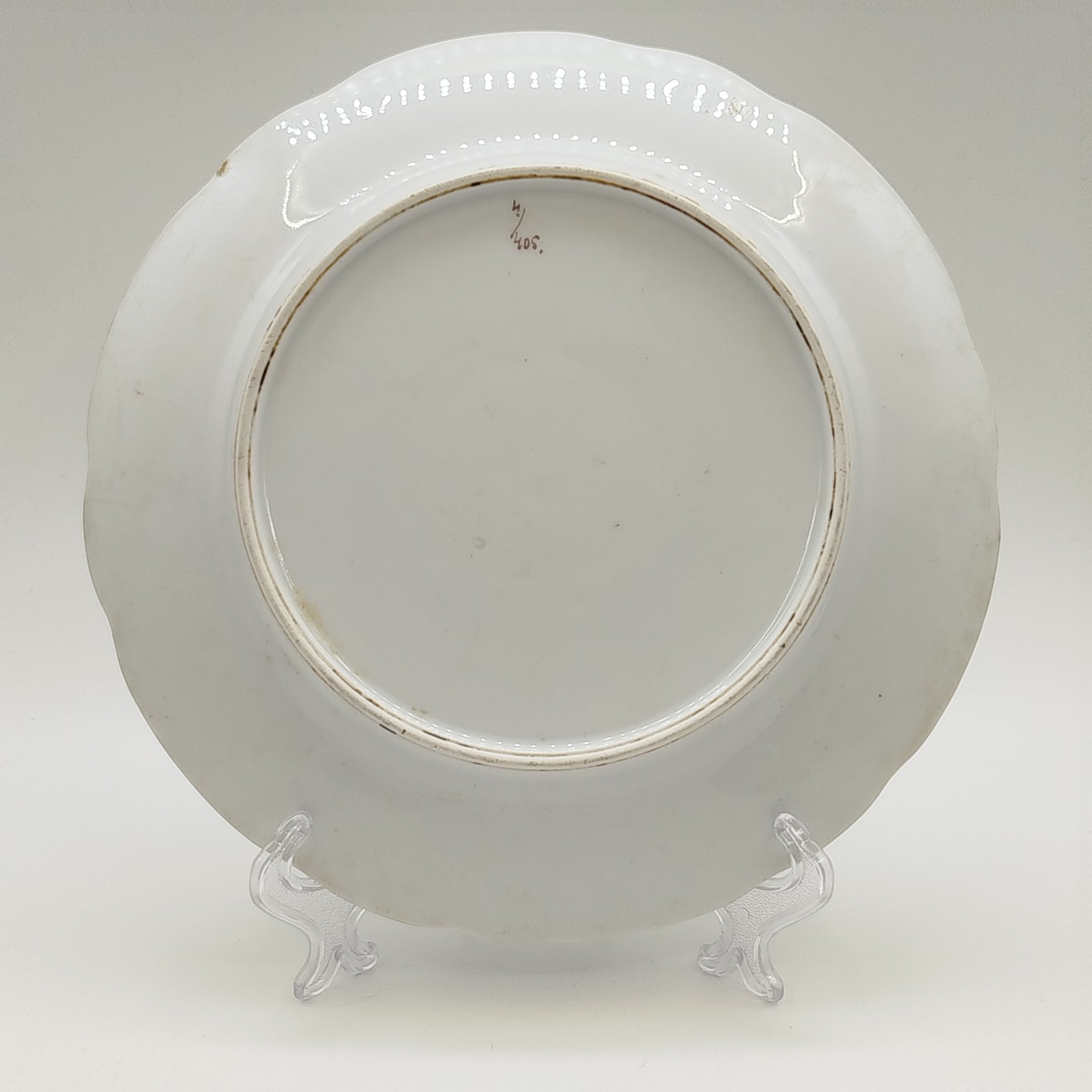 Тарелка обеденная, украшенная цветочным декором, фарфор, деколь, Российская империя, 1890-1917 гг.