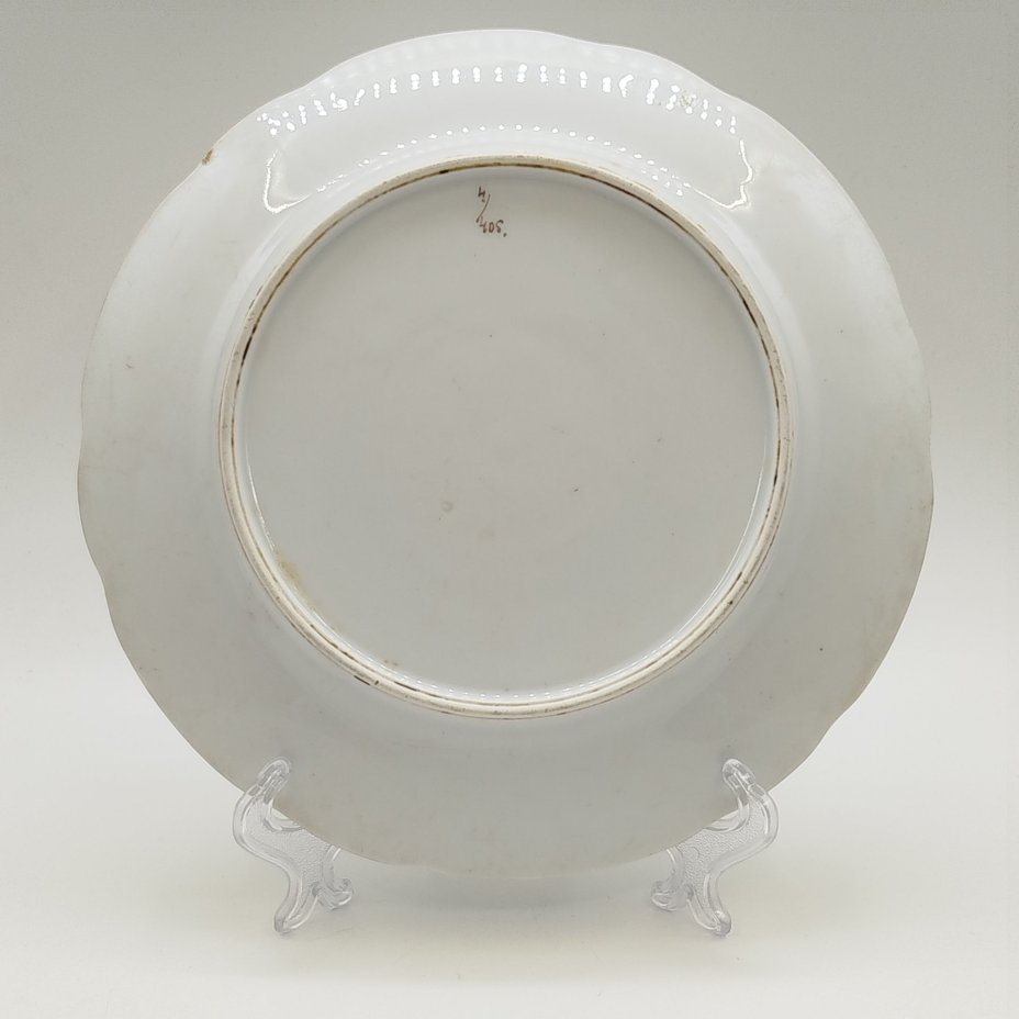 Тарелка обеденная, украшенная цветочным декором