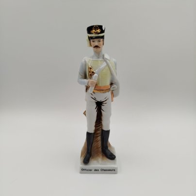 Статуэтка "Officier des Chasseurs" ("Офицер конных егерей"), фарфор, роспись, золочение