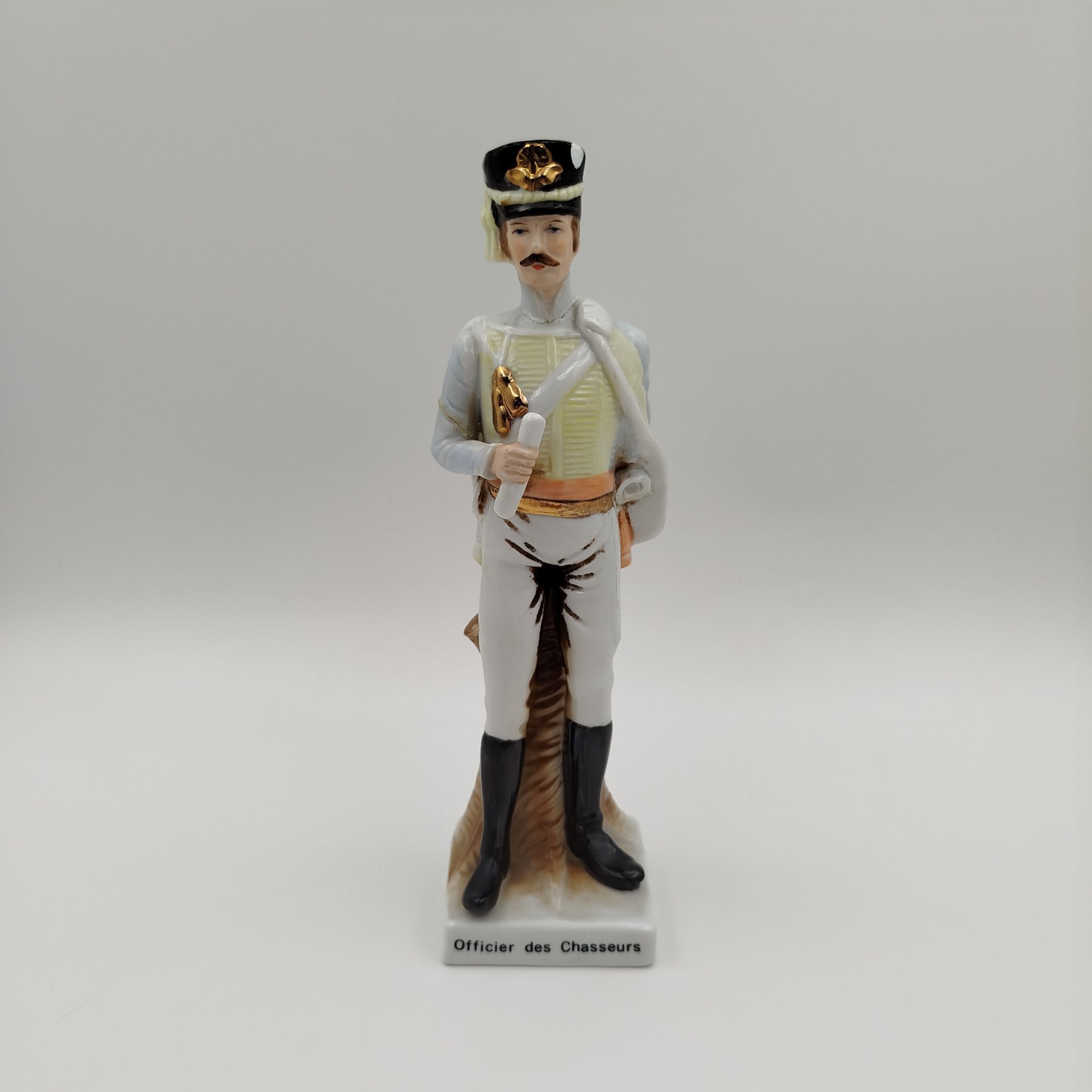Статуэтка "Officier des Chasseurs" ("Офицер конных егерей"), фарфор, роспись, золочение