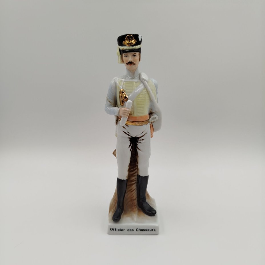 Статуэтка "Officier des Chasseurs" ("Офицер конных егерей"), фарфор, роспись, золочение