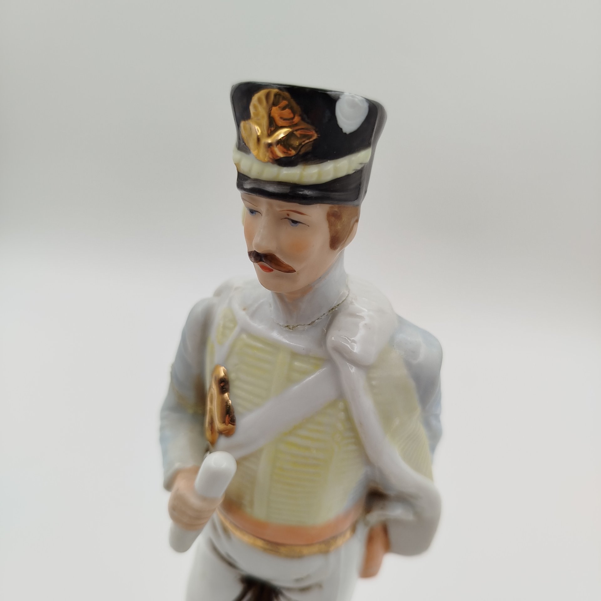 Статуэтка "Officier des Chasseurs" ("Офицер конных егерей"), фарфор, роспись, золочение