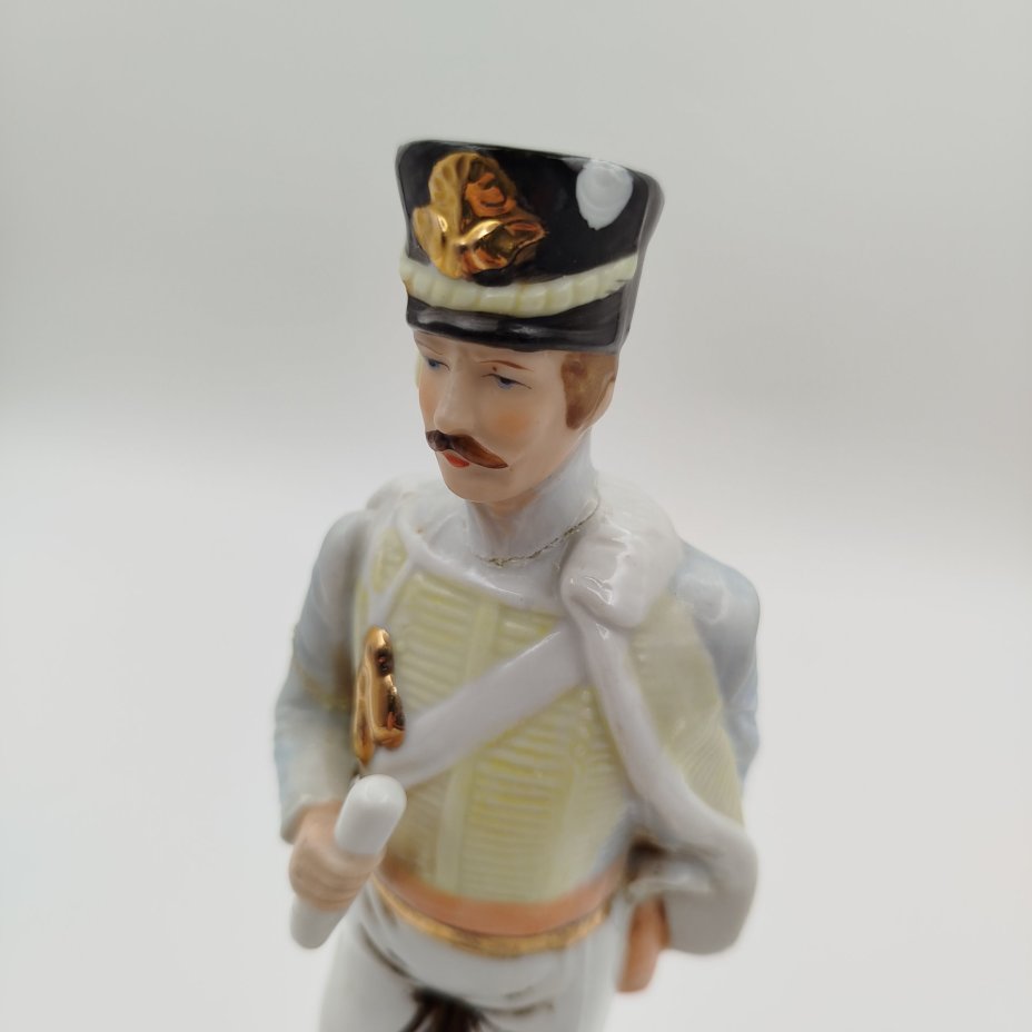 Статуэтка "Officier des Chasseurs" ("Офицер конных егерей"), фарфор, роспись, золочение