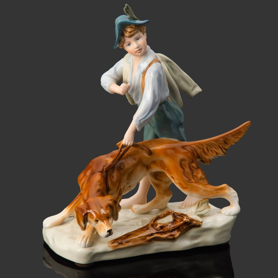 Статуэтка "Охотник с собакой", фарфор, аэрография, Royal Dux, Чехия, 1993-2010 гг.