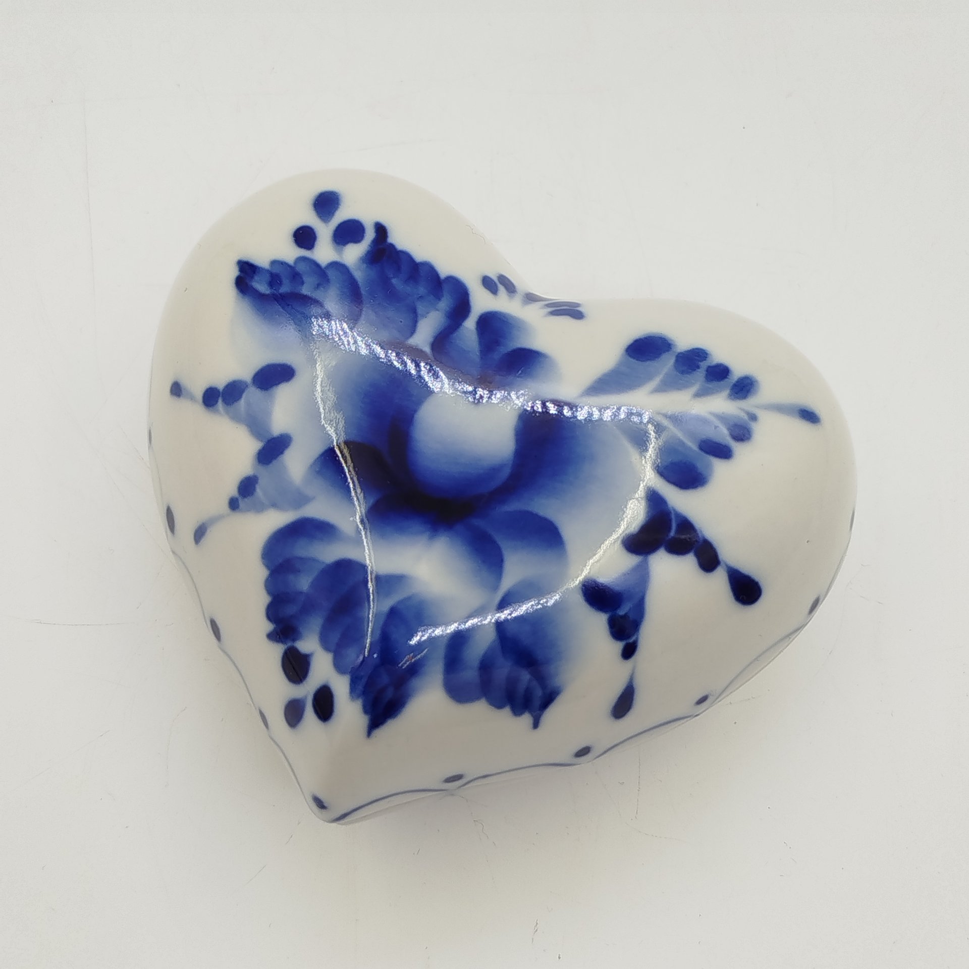 Шкатулка для мелочей (украшений) в форме сердца с цветочным декором в оригинальной коробке, Гжельский завод "Электроизолятор", фарфор, роспись, Россия, 1990-2015 гг.