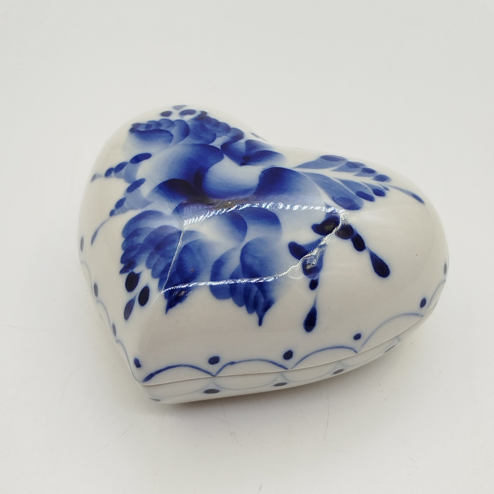 Шкатулка для мелочей (украшений) в форме сердца с цветочным декором в оригинальной коробке, Гжельский завод "Электроизолятор", фарфор, роспись, Россия, 1990-2015 гг.