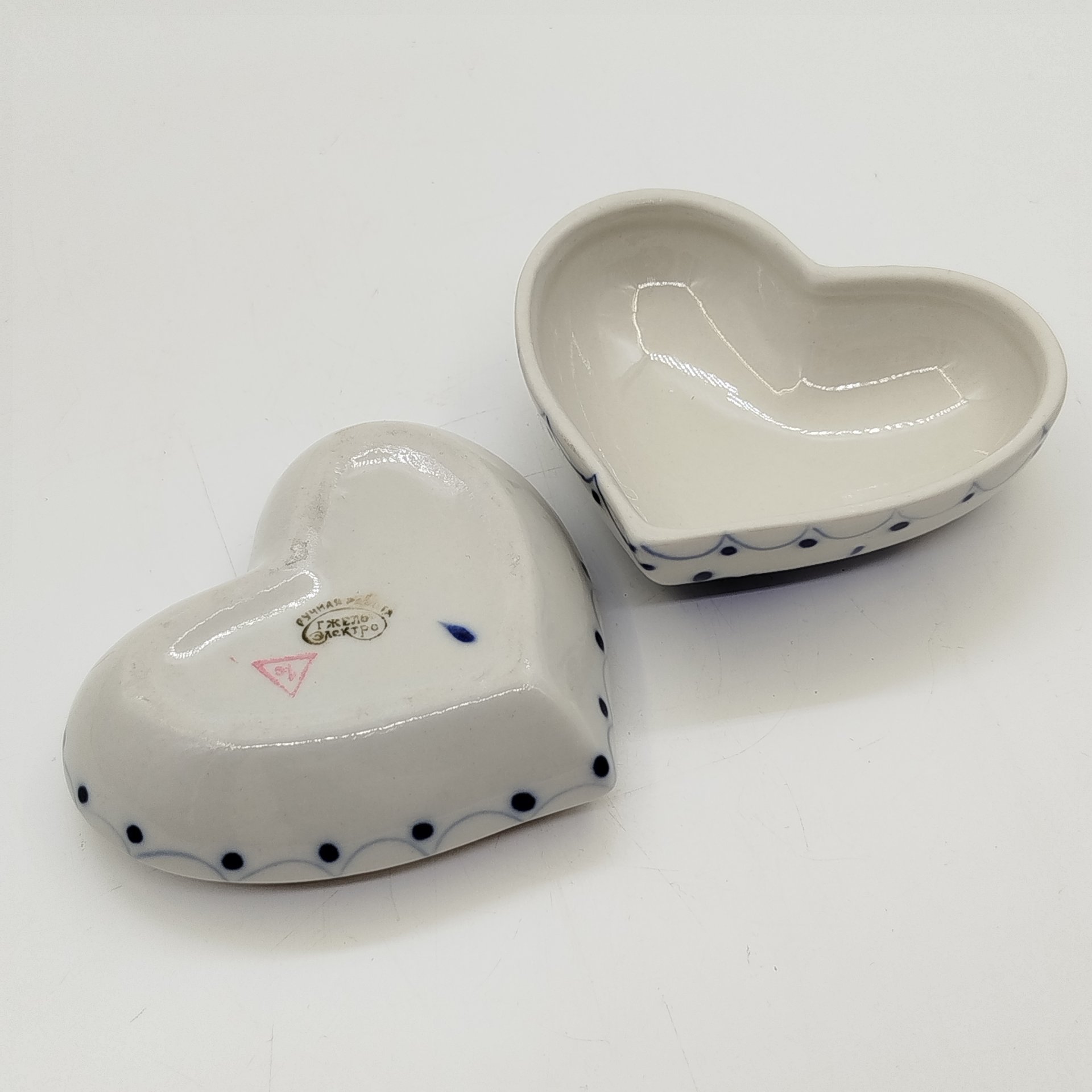 Шкатулка для мелочей (украшений) в форме сердца с цветочным декором в оригинальной коробке, Гжельский завод "Электроизолятор", фарфор, роспись, Россия, 1990-2015 гг.