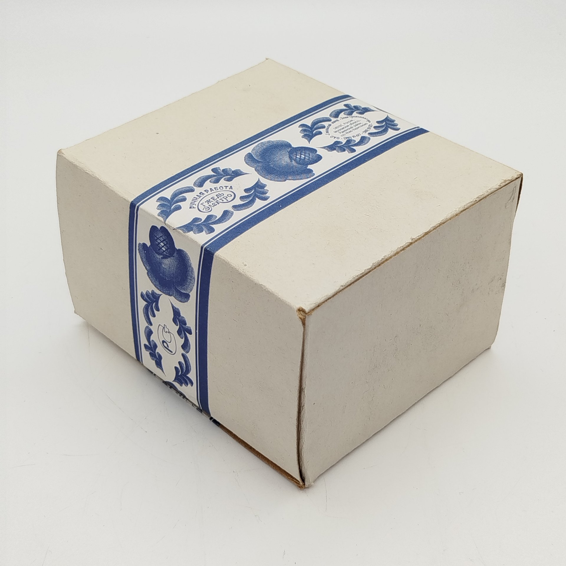 Шкатулка для мелочей (украшений) в форме сердца с цветочным декором в оригинальной коробке, Гжельский завод "Электроизолятор", фарфор, роспись, Россия, 1990-2015 гг.