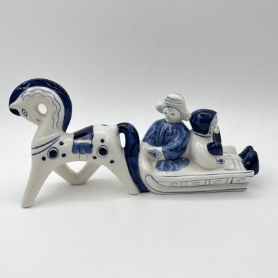 Статуэтка "В санях" ("Семья"), автор Людмила Павловна Азарова, фарфор, роспись, Объединение «Гжель», СССР, 1986-1991 гг.