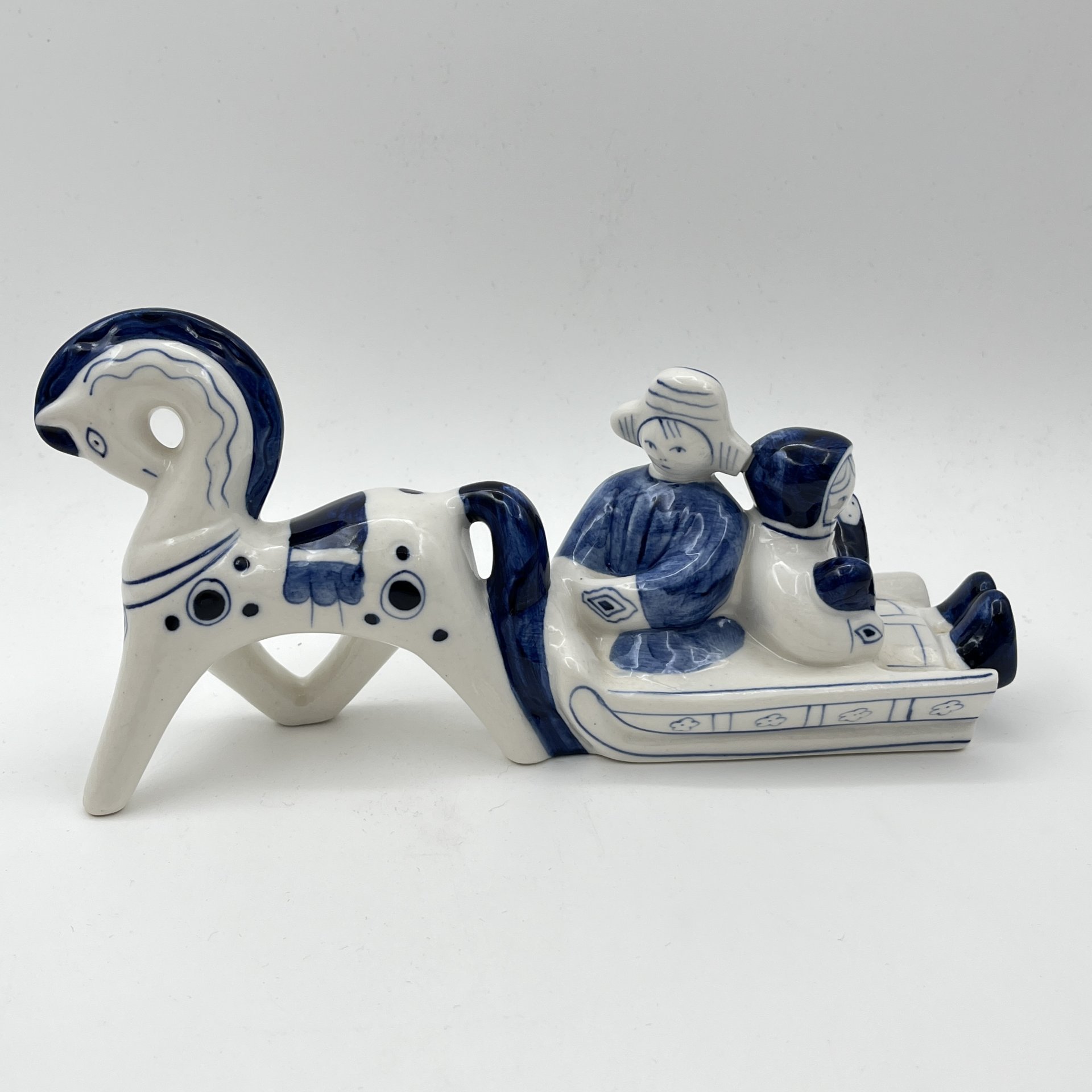 Статуэтка "В санях" ("Семья"), автор Людмила Павловна Азарова, фарфор, роспись, Объединение «Гжель», СССР, 1986-1991 гг.