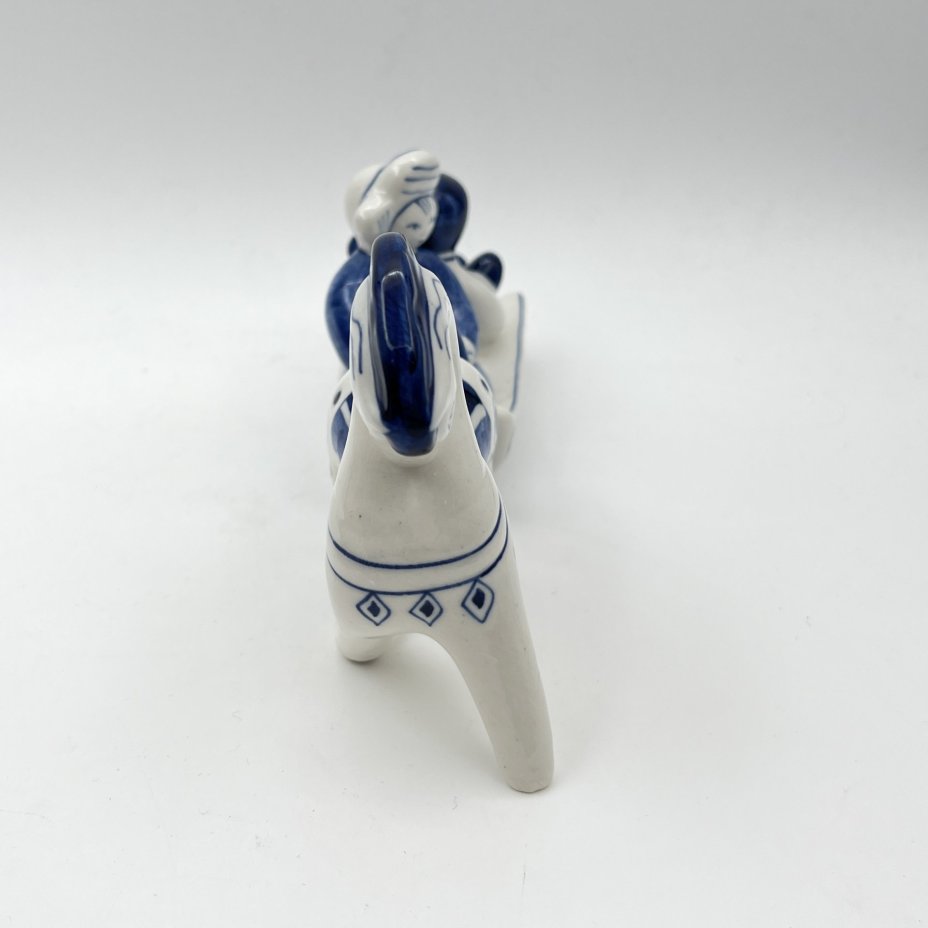 Статуэтка "В санях" ("Семья"), автор Людмила Павловна Азарова, фарфор, роспись, Объединение «Гжель», СССР, 1986-1991 гг.