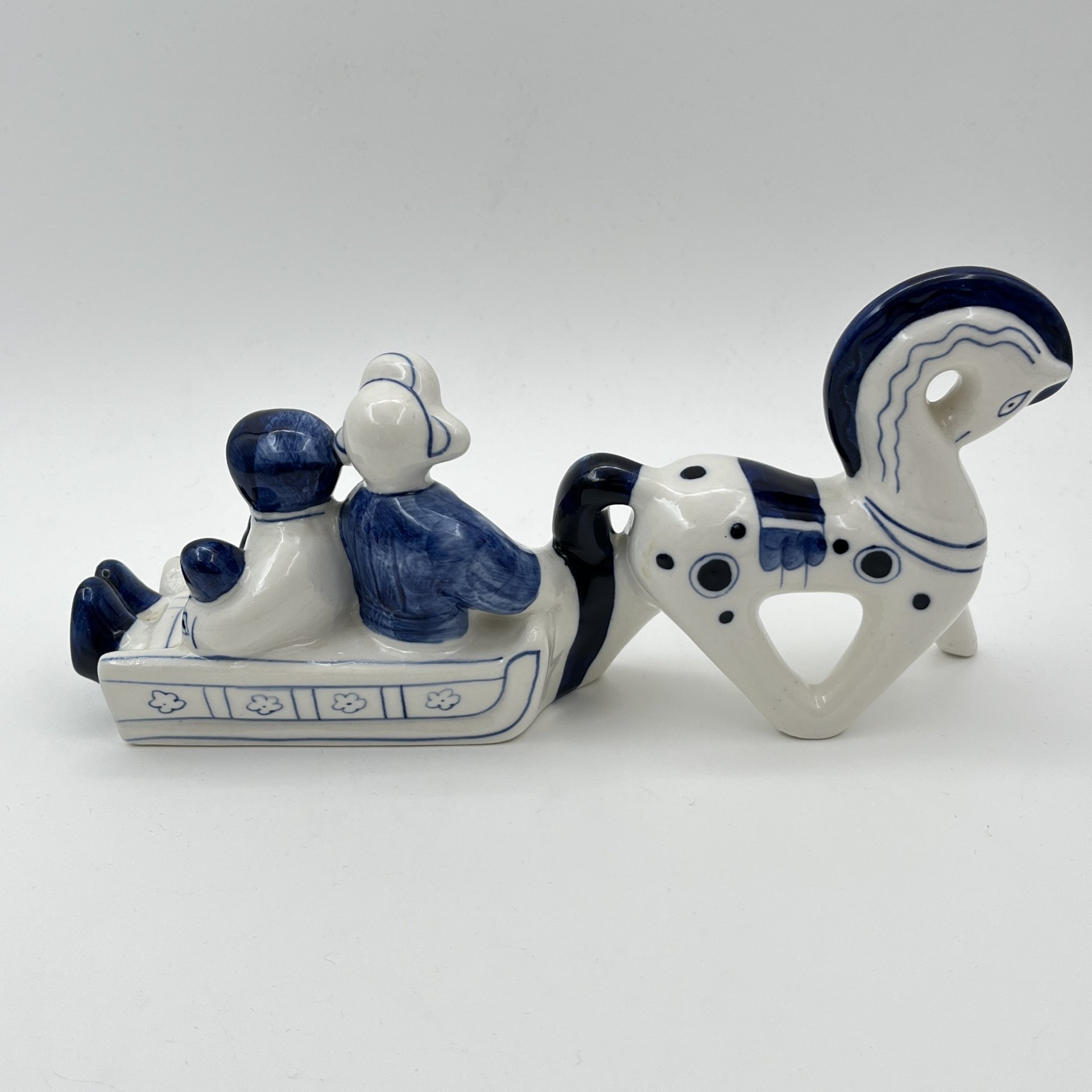 Статуэтка "В санях" ("Семья"), автор Людмила Павловна Азарова, фарфор, роспись, Объединение «Гжель», СССР, 1986-1991 гг.
