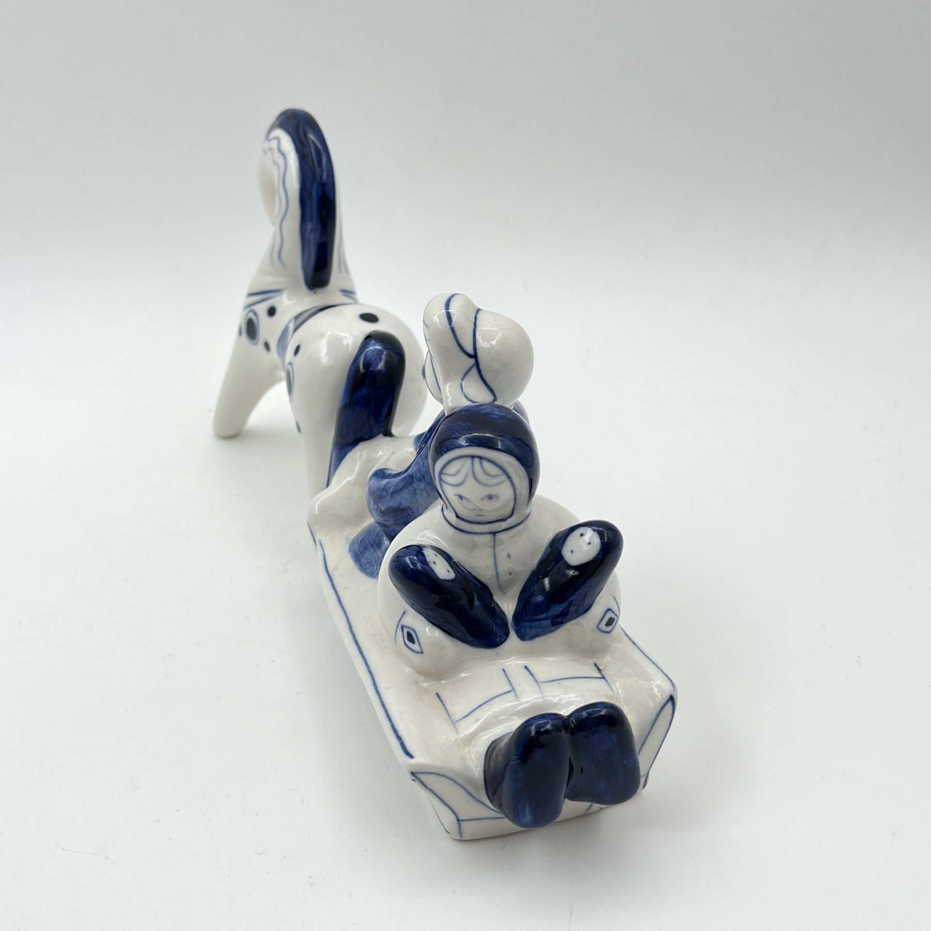 Статуэтка "В санях" ("Семья"), автор Людмила Павловна Азарова, фарфор, роспись, Объединение «Гжель», СССР, 1986-1991 гг.