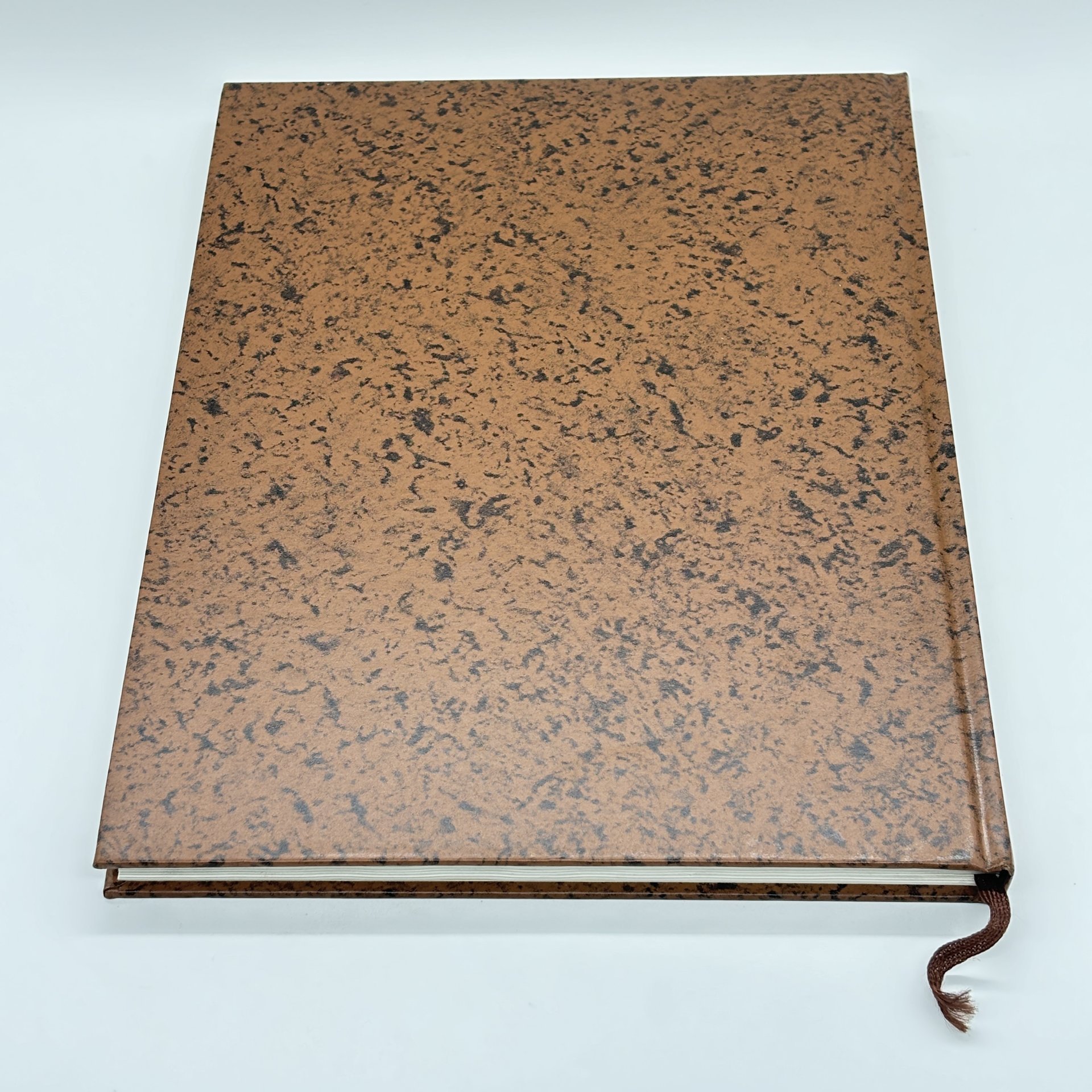 Альбом "Образы Ф. М. Достоевского в иллюстрациях Ильи Глазунова" в суперобложке, бумага, печать, Издательство «Планета», Издательство «Планета»