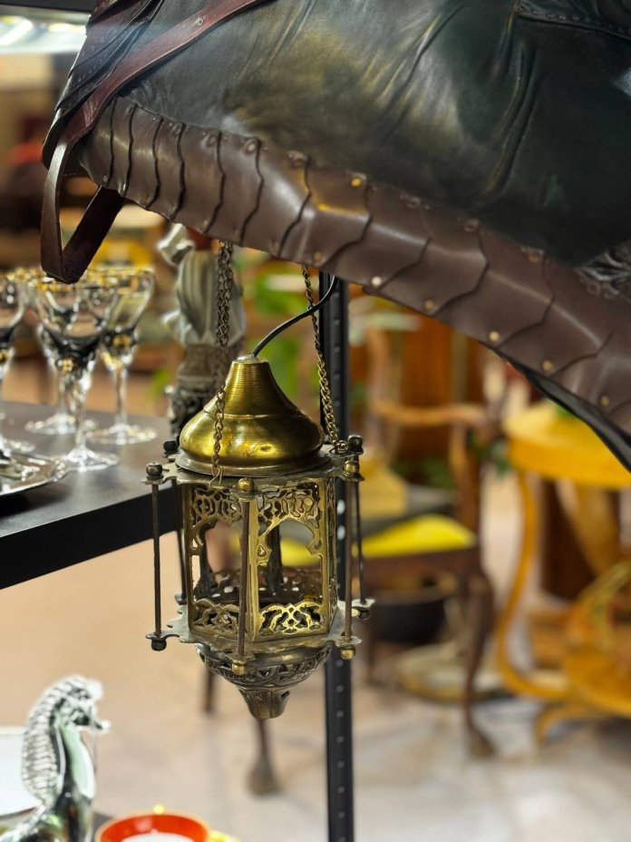 Авторская скульптура "Эмоции под уздцы", кожа воловья, дерево, пеноплэкс