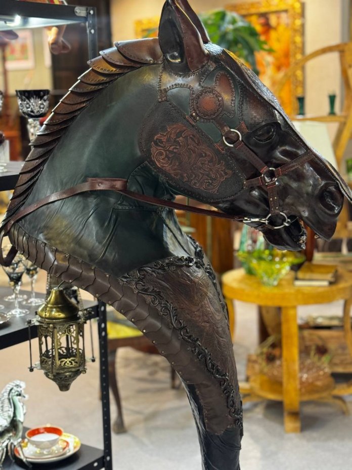 Авторская скульптура "Эмоции под уздцы", кожа воловья, дерево, пеноплэкс