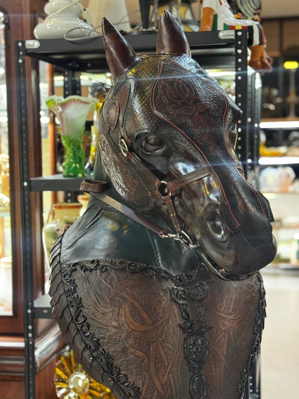 Авторская скульптура "Эмоции под уздцы", кожа воловья, дерево, пеноплэкс