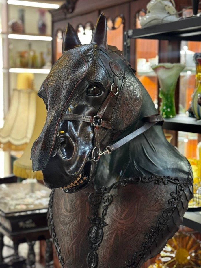 Авторская скульптура "Эмоции под уздцы", кожа воловья, дерево, пеноплэкс