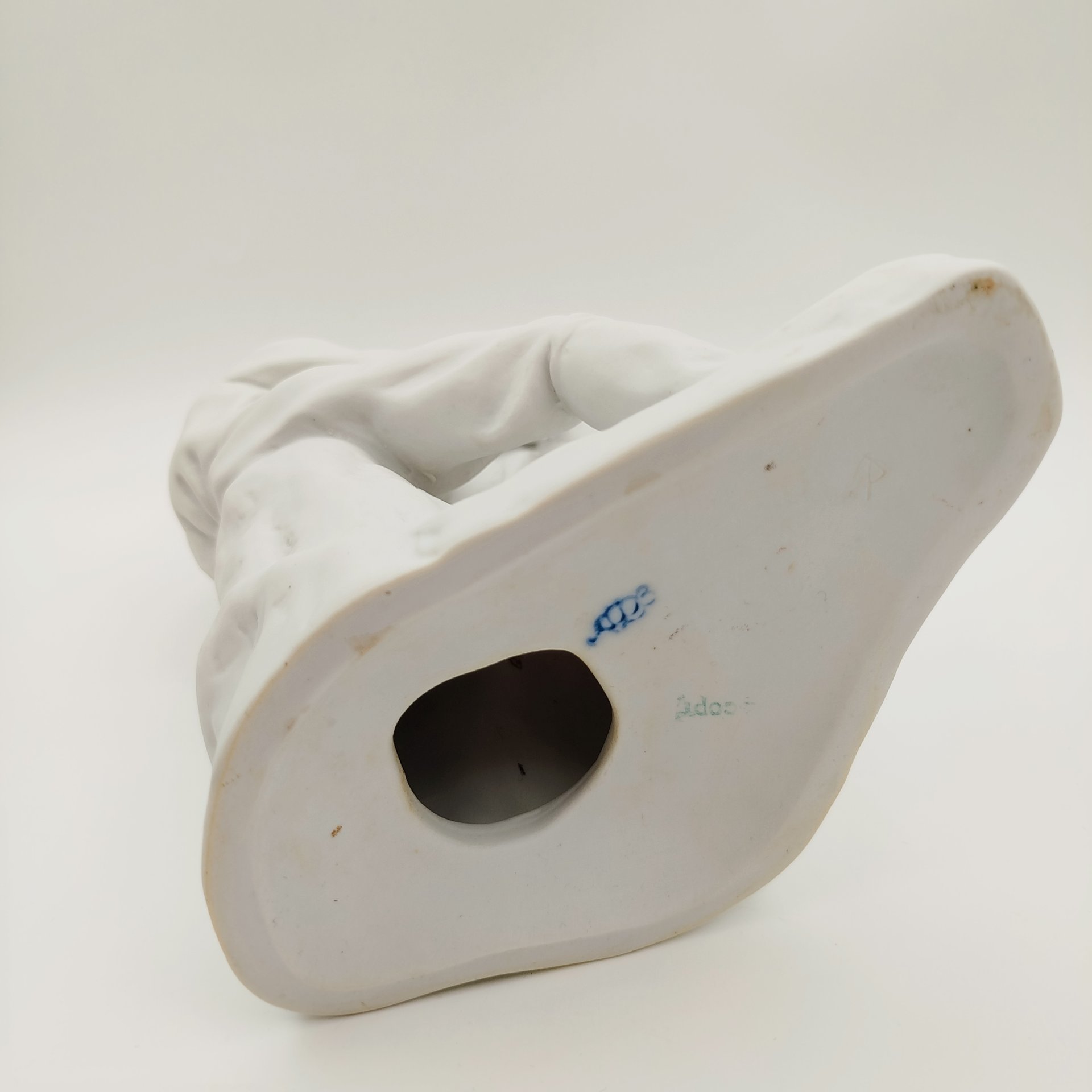 Статуэтка "Максим Горький", автор В.Г. Стамов, фарфор, бисквит, Ленинградский фарфоровый завод (ЛФЗ), СССР, 1960-1970 гг.