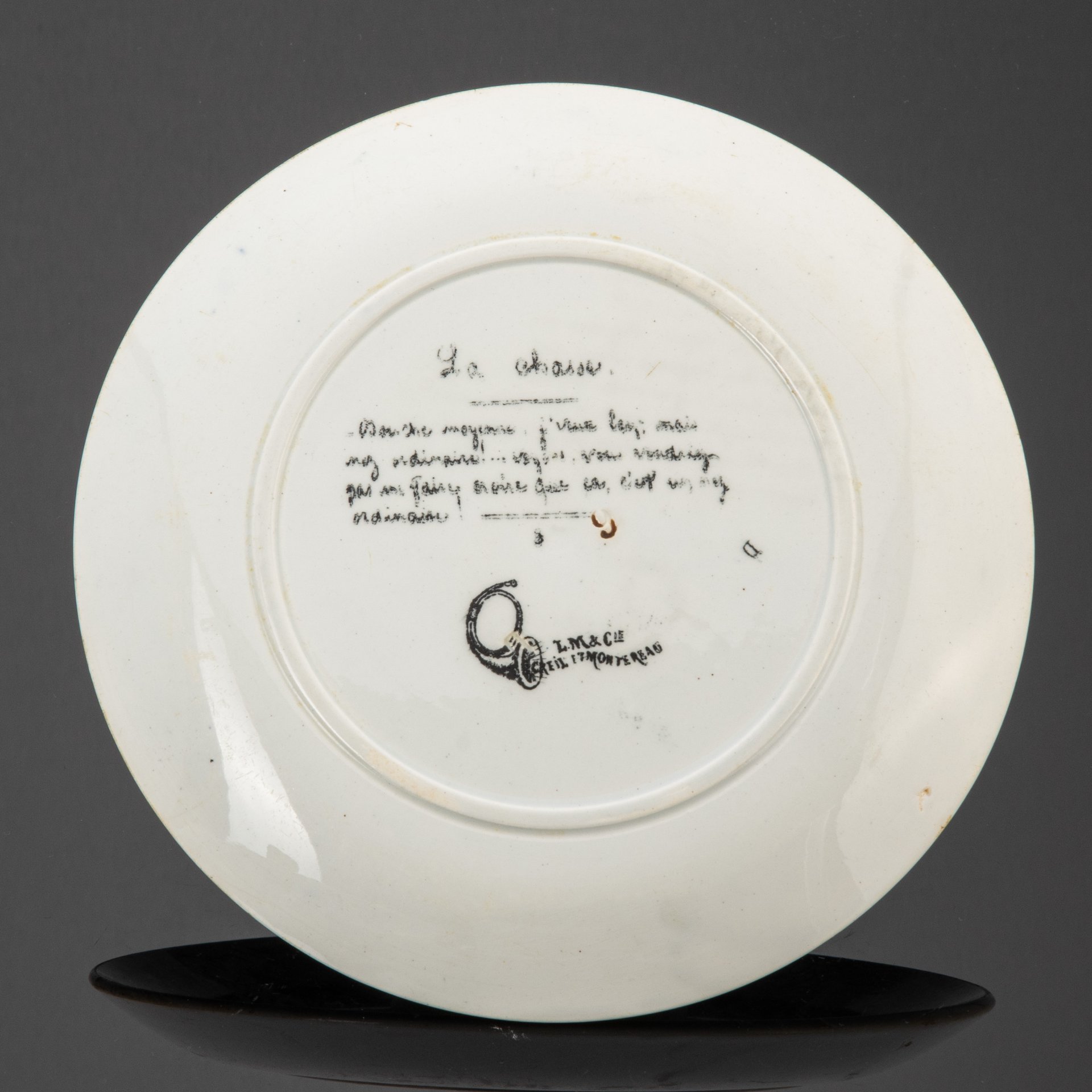 Тарелка декоративная с юмористическим изображением двух охотников, Creil et Montereau