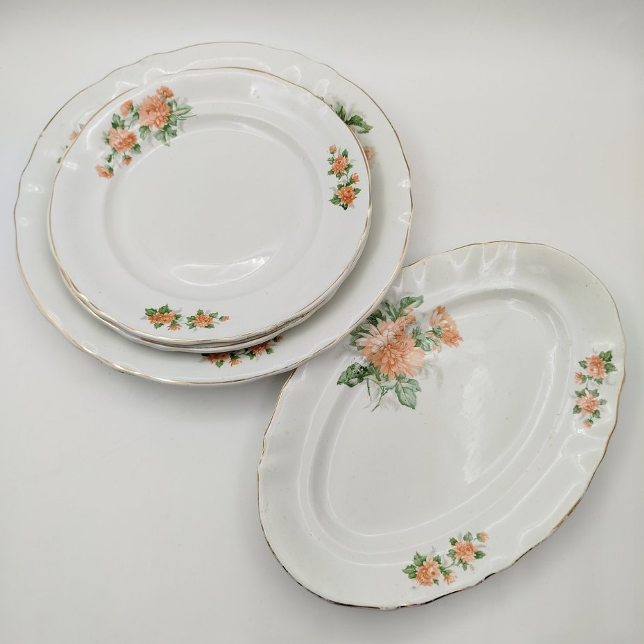 Набор из четырех предметов с цветочным декором (блюдо круглое, блюдо овальное и две тарелки), фаянс, деколь, золочение, Конаковский фаянсовый завод им. М.И. Калинина (ЗиК Конаково), СССР, 1952-1962 гг.