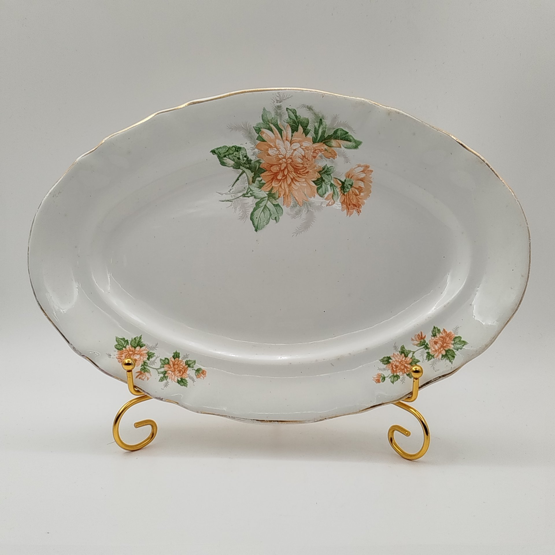 Набор из четырех предметов с цветочным декором (блюдо круглое, блюдо овальное и две тарелки), фаянс, деколь, золочение, Конаковский фаянсовый завод им. М.И. Калинина (ЗиК Конаково), СССР, 1952-1962 гг.