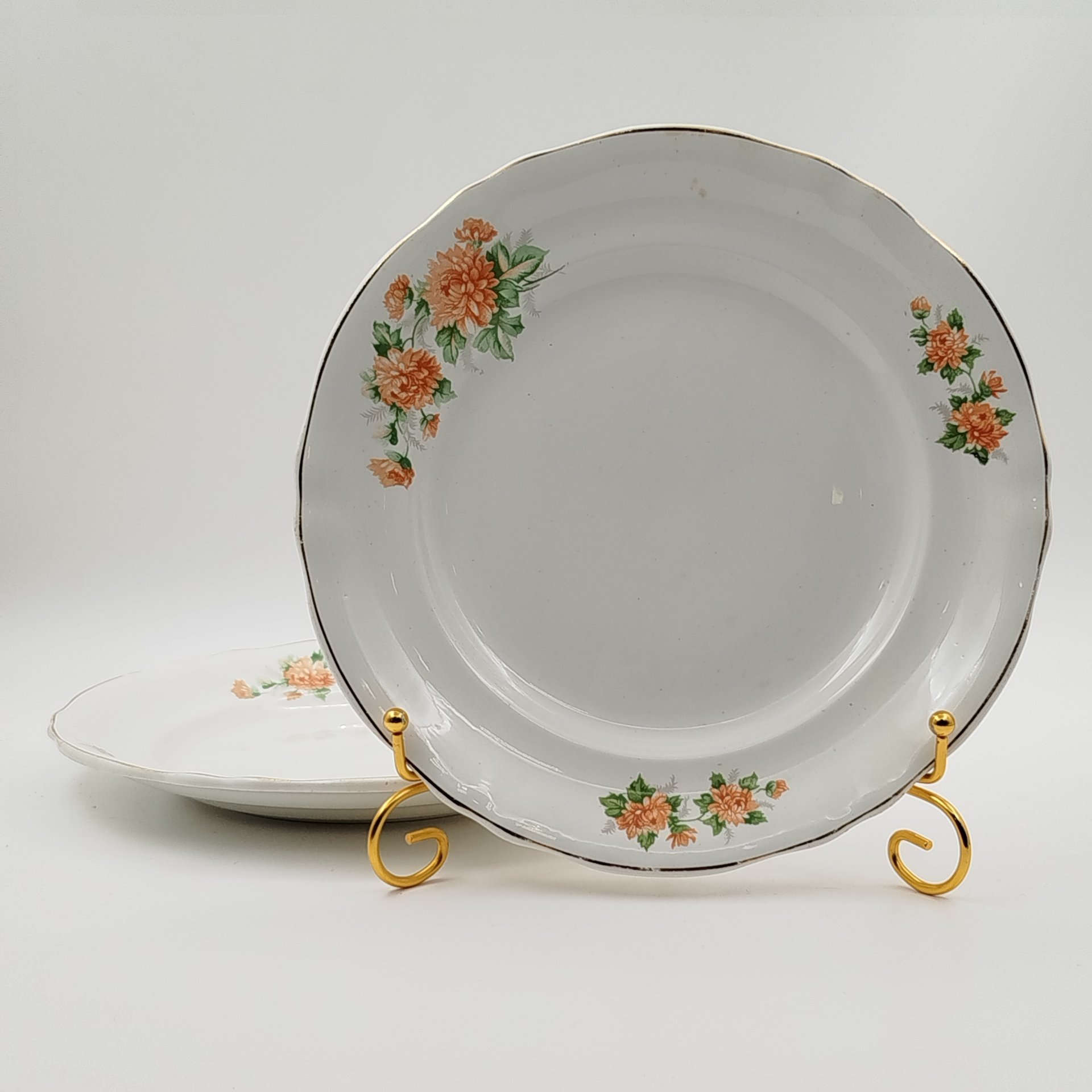 Набор из четырех предметов с цветочным декором (блюдо круглое, блюдо овальное и две тарелки), фаянс, деколь, золочение, Конаковский фаянсовый завод им. М.И. Калинина (ЗиК Конаково), СССР, 1952-1962 гг.