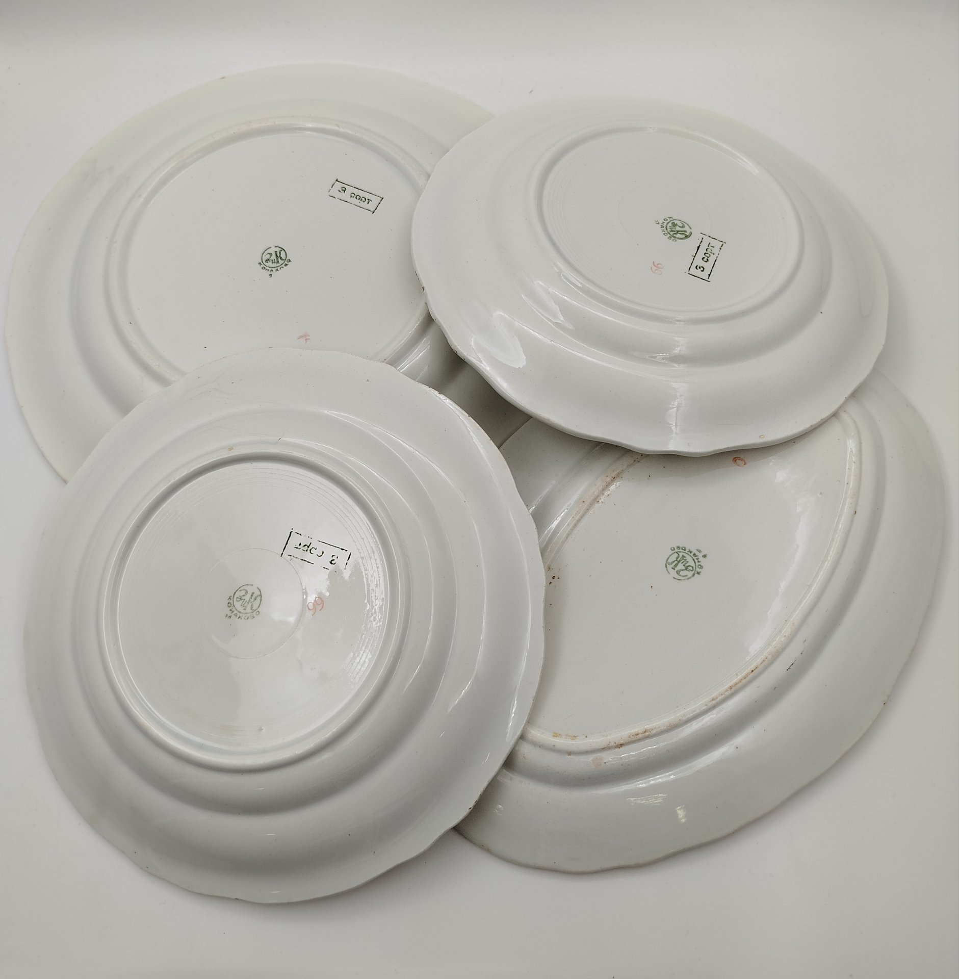 Набор из четырех предметов с цветочным декором (блюдо круглое, блюдо овальное и две тарелки), фаянс, деколь, золочение, Конаковский фаянсовый завод им. М.И. Калинина (ЗиК Конаково), СССР, 1952-1962 гг.