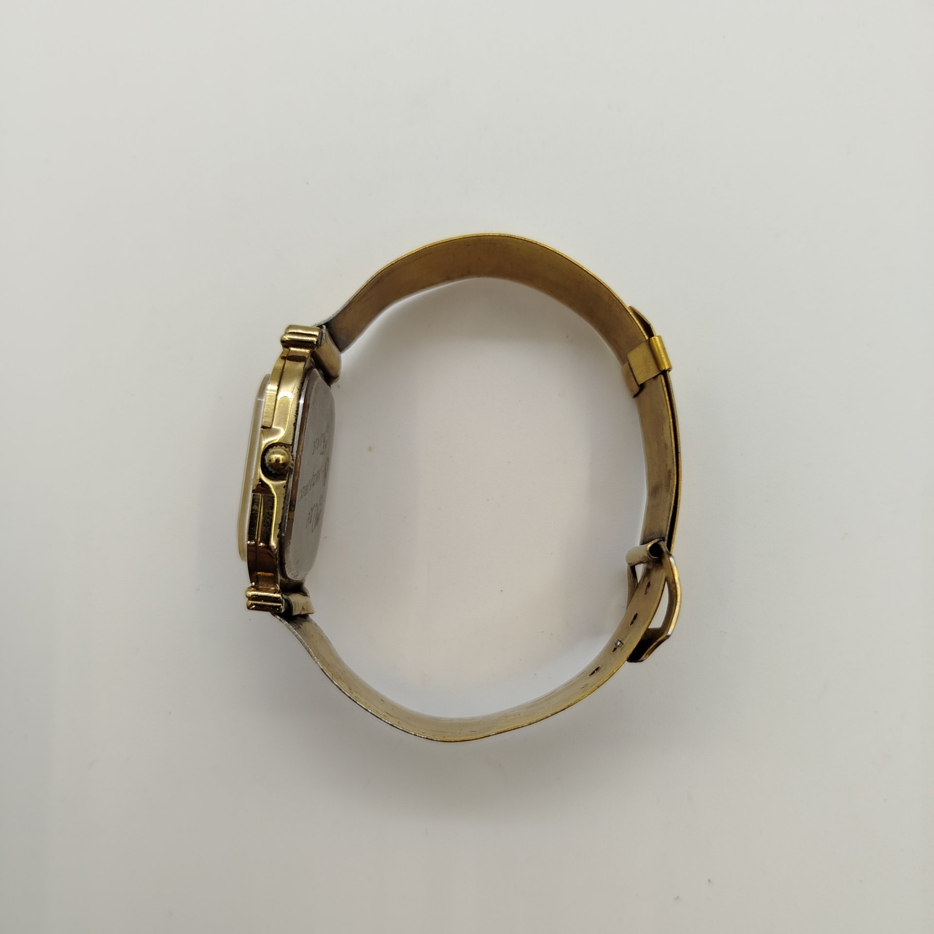 Часы  женские наручные с браслетом декорированным волнистым орнаментом, металл, стекло, Завод «Луч», с. Новоселки, СССР, 1960-1980 гг.