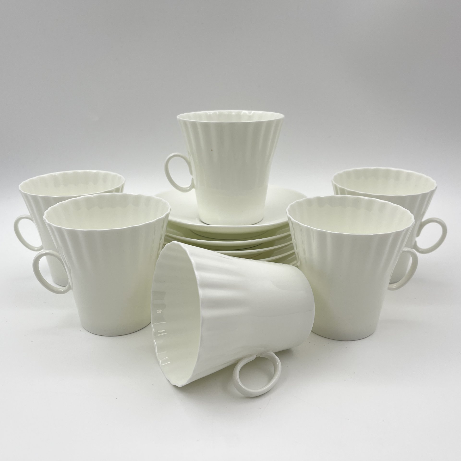 Набор из шести кофейных пар формы "Одуванчик", автор формы Гусева Е.В., фарфор, Ленинградский фарфоровый завод (ЛФЗ), СССР, 1970-1990 гг.