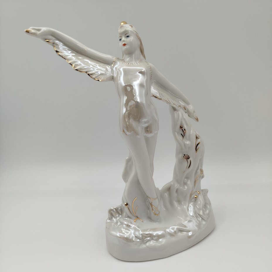 Статуэтка "Балерина в роли аиста", скульптор М.А. Интизарян, фарфор, роспись, люстр, золочение, Дмитровский фарфоровый завод (ДФЗ Вербилки), СССР, 1954-1965 гг.