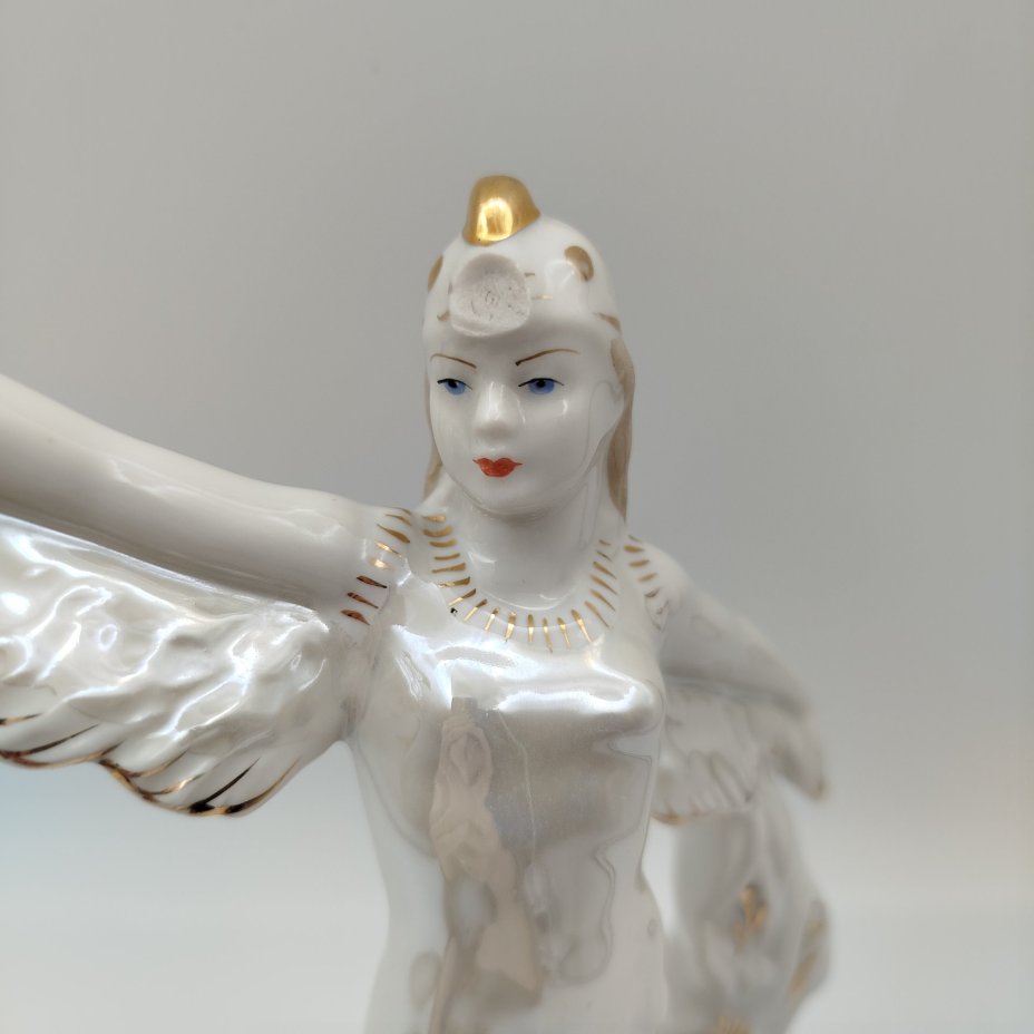 Статуэтка "Балерина в роли аиста", скульптор М.А. Интизарян, фарфор, роспись, люстр, золочение, Дмитровский фарфоровый завод (ДФЗ Вербилки), СССР, 1954-1965 гг.