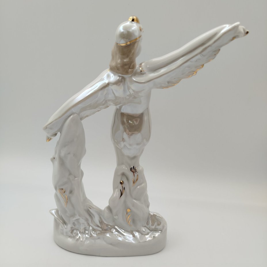 Статуэтка "Балерина в роли аиста", скульптор М.А. Интизарян, фарфор, роспись, люстр, золочение, Дмитровский фарфоровый завод (ДФЗ Вербилки), СССР, 1954-1965 гг.