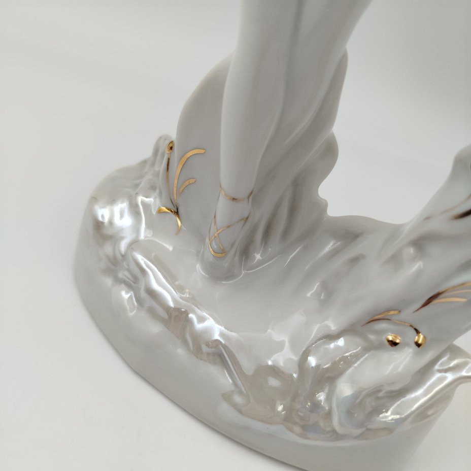 Статуэтка "Балерина в роли аиста", скульптор М.А. Интизарян, фарфор, роспись, люстр, золочение, Дмитровский фарфоровый завод (ДФЗ Вербилки), СССР, 1954-1965 гг.